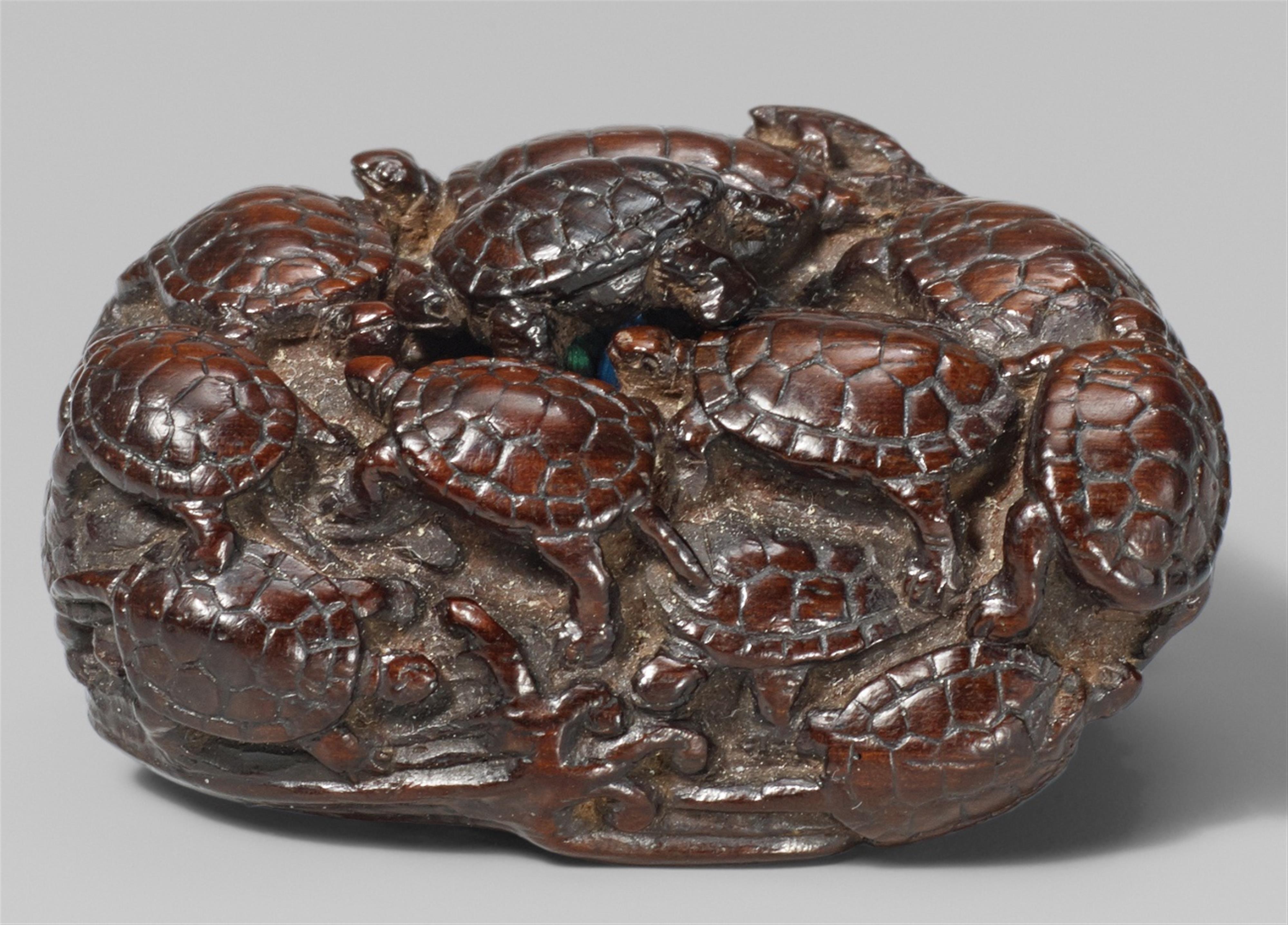 A reddish-brown wood netsuke of a group of fifteen tortoises, by Yôzan. Early 19th century - image-1