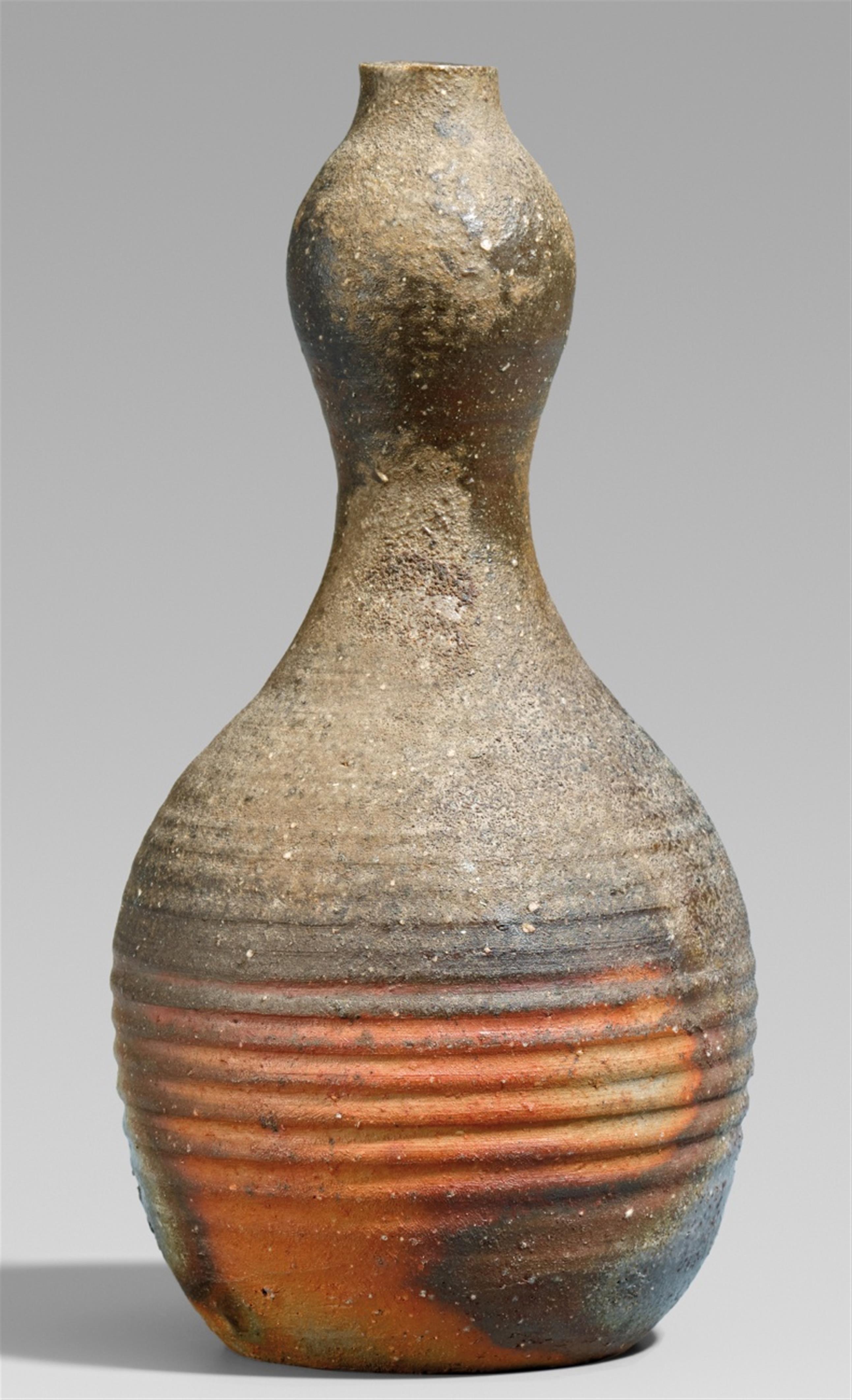 A Bizen double gourd vase. Second half 20th century - image-1