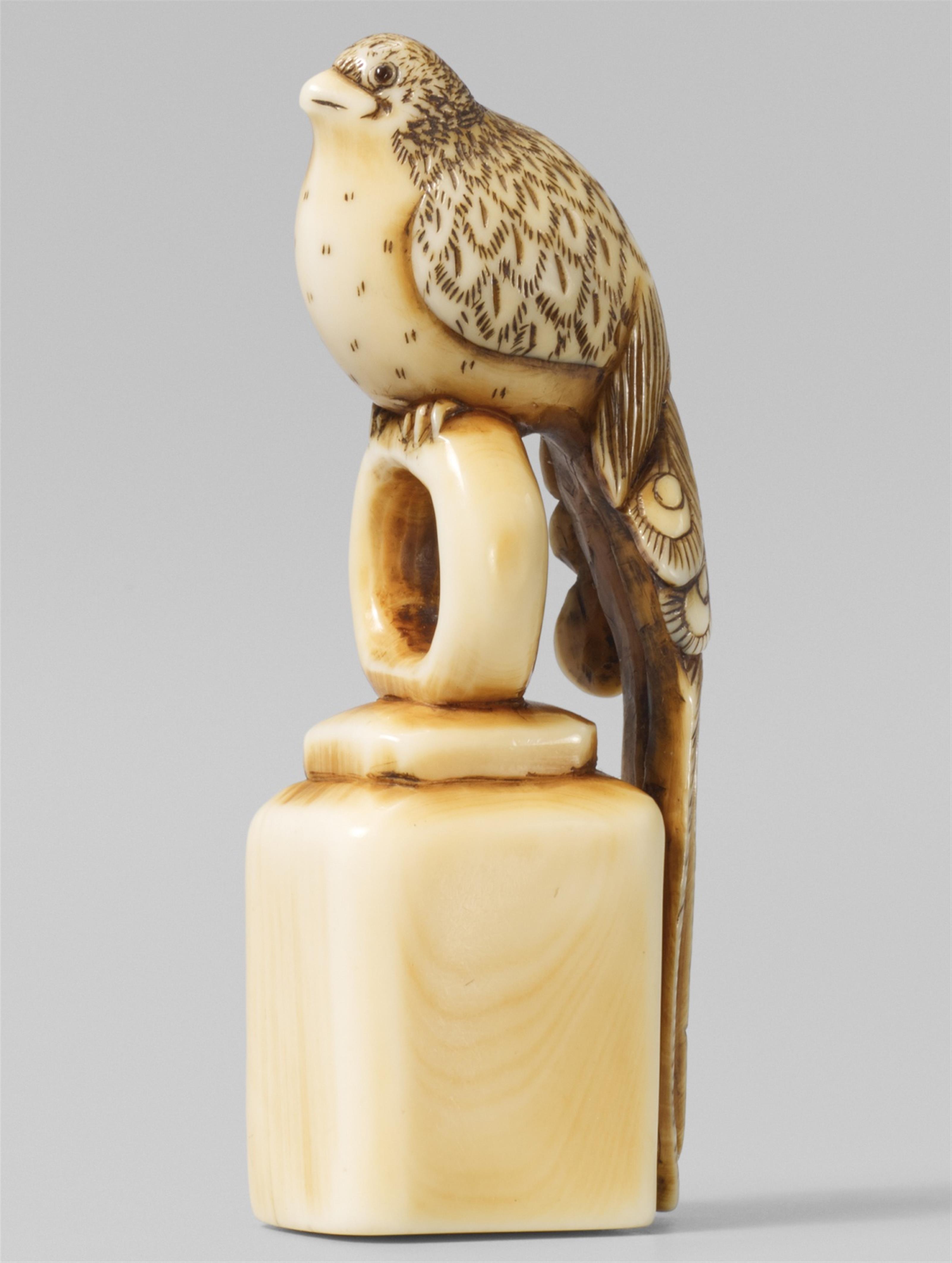 An ivory netsuke of a bird-of-paradise. Early 19th century - image-1