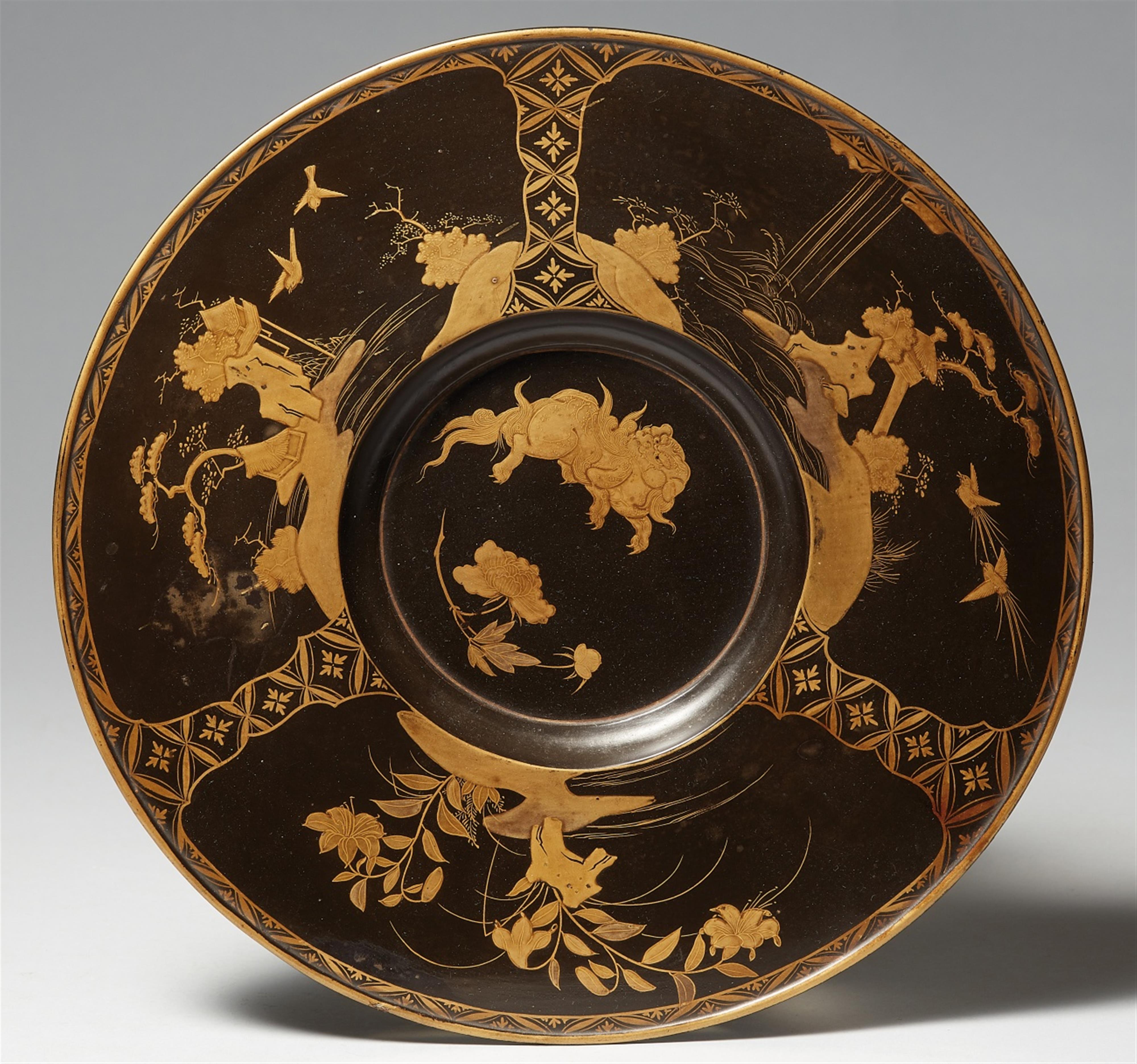 A lacquer export dish. Around 1680-1730 - image-1