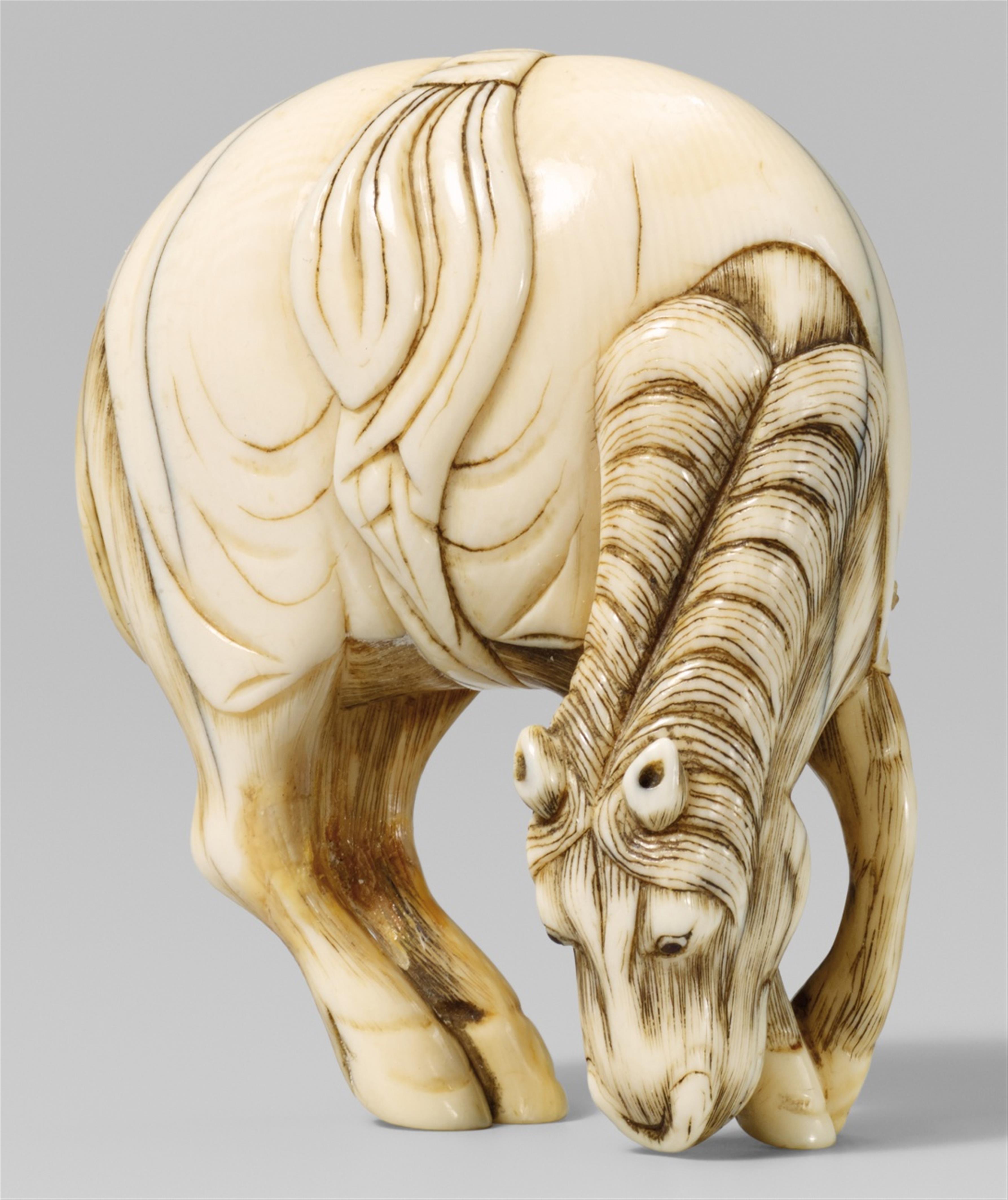 An ivory netsuke of a grazing horse. Late 18th/early 19th century - image-1