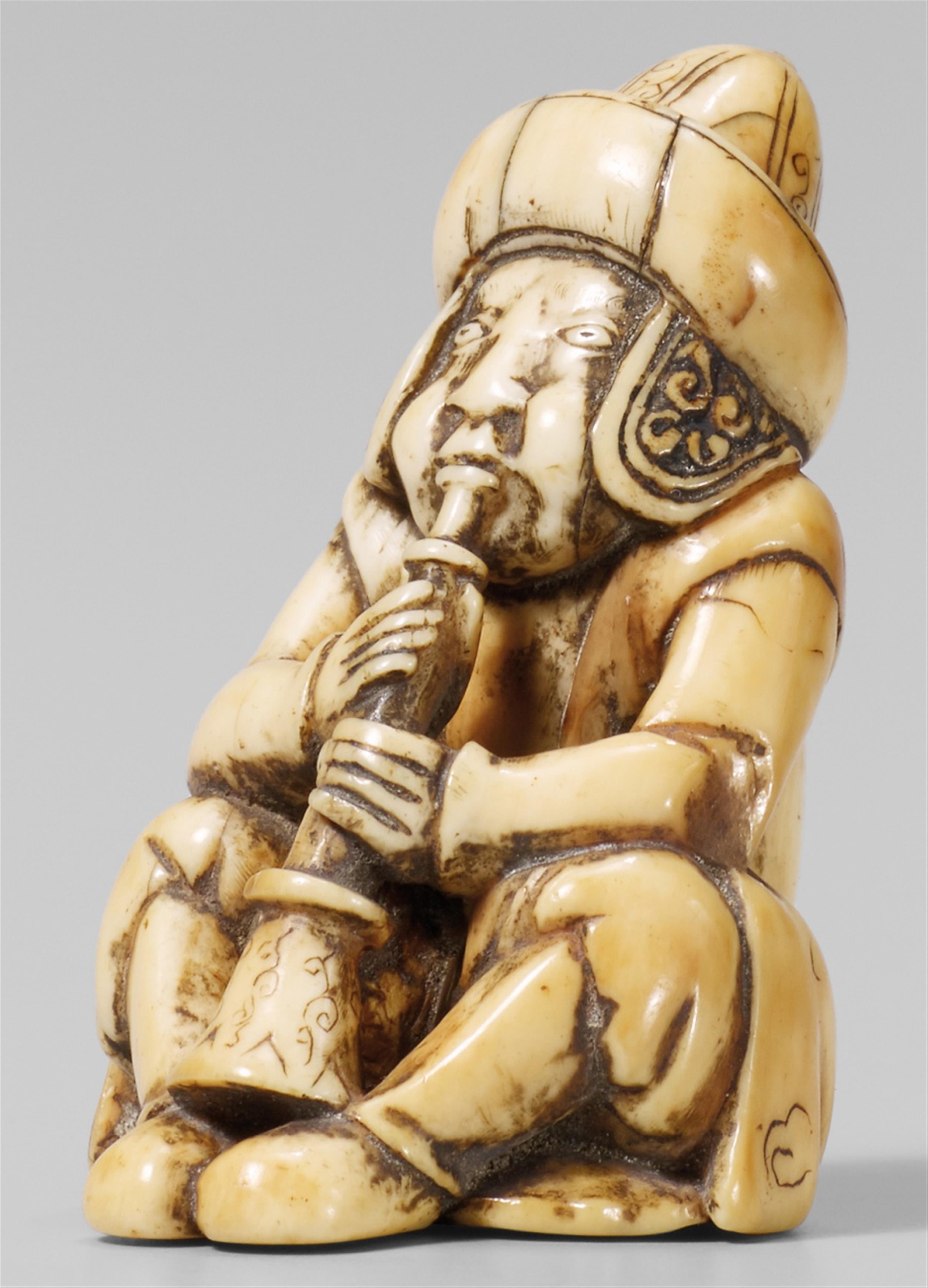 An ivory netsuke of a Dutchman playing the shawm. Late 18th century - image-1