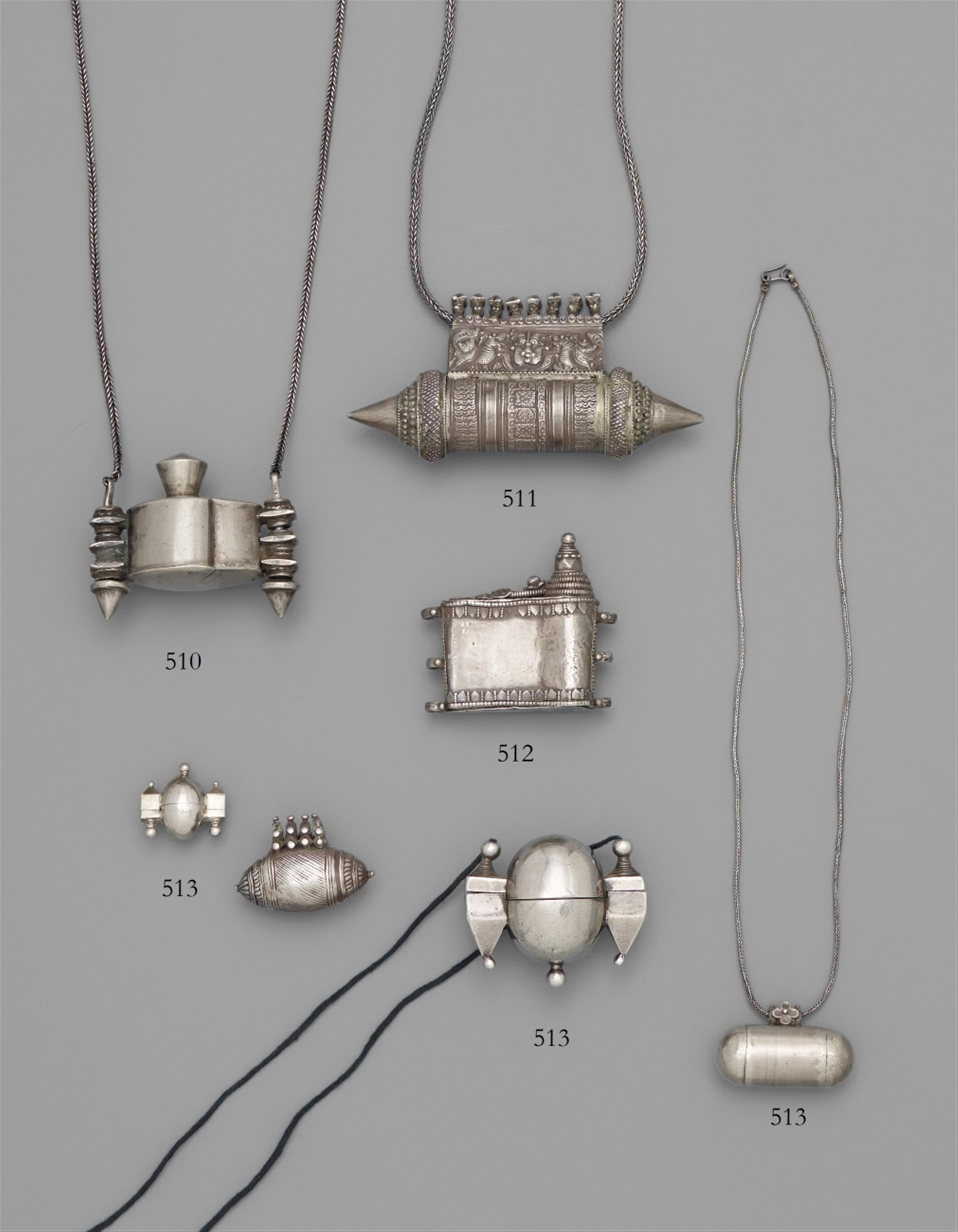 Zwei lingam-Behälter und zwei Amulette. Silber. Südindien. Karnataka - image-1