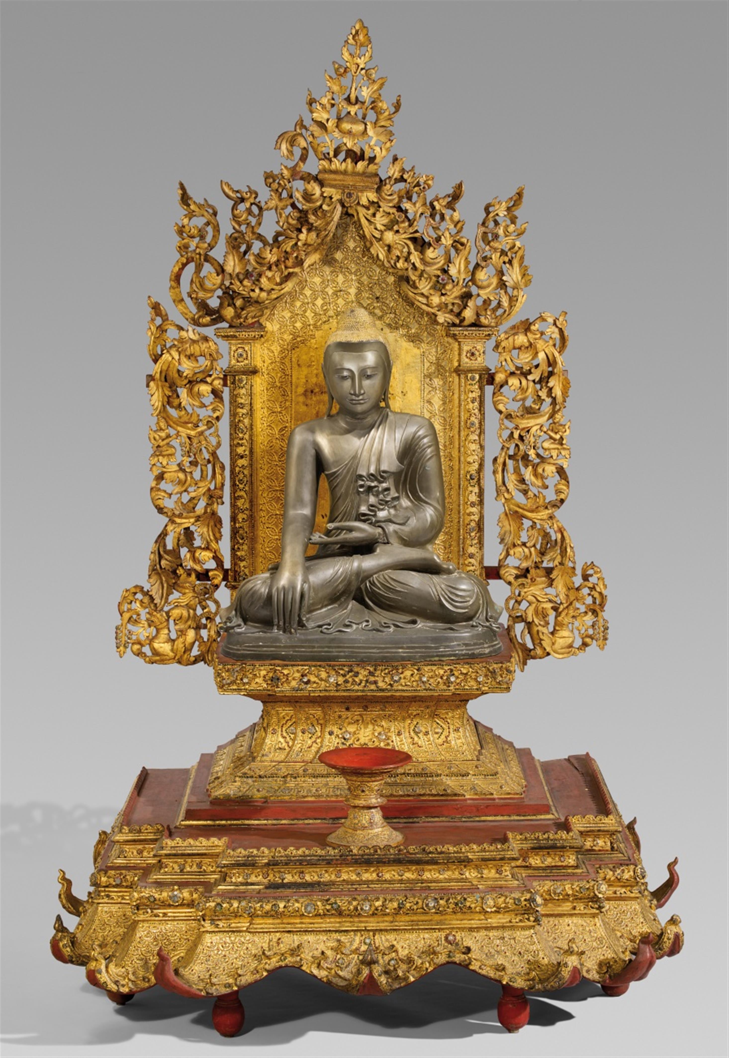 A very large Mandalay lacquered wood altar and throne along with a bronze figure of Buddha Shakyamuni. Burma. Late 19th century/early 20th century - image-1