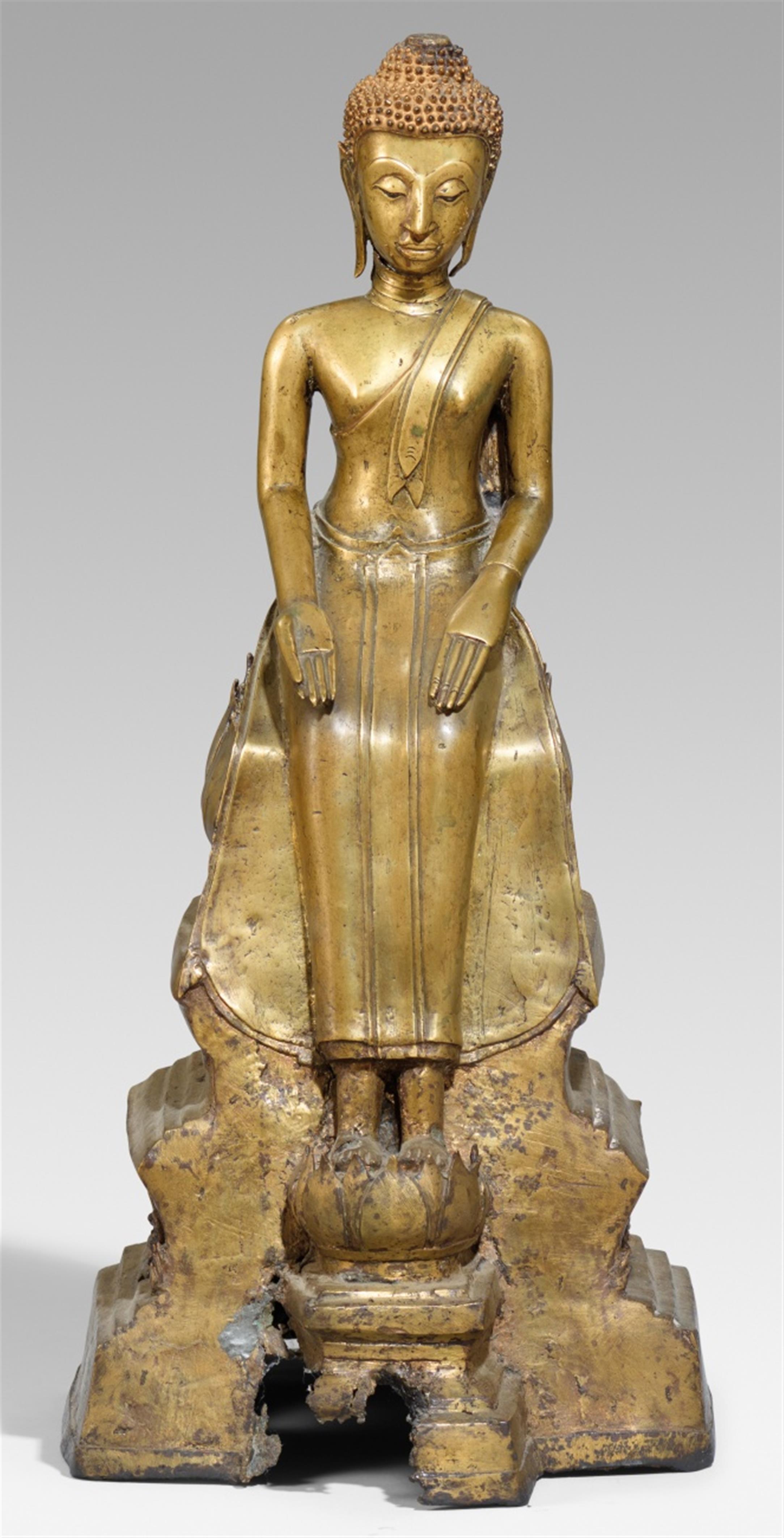 Buddha in europäischer Sitzhaltung. Messingbronze. Thailand, im Ayutthaya-Stil. 19. Jh. oder früher - image-1