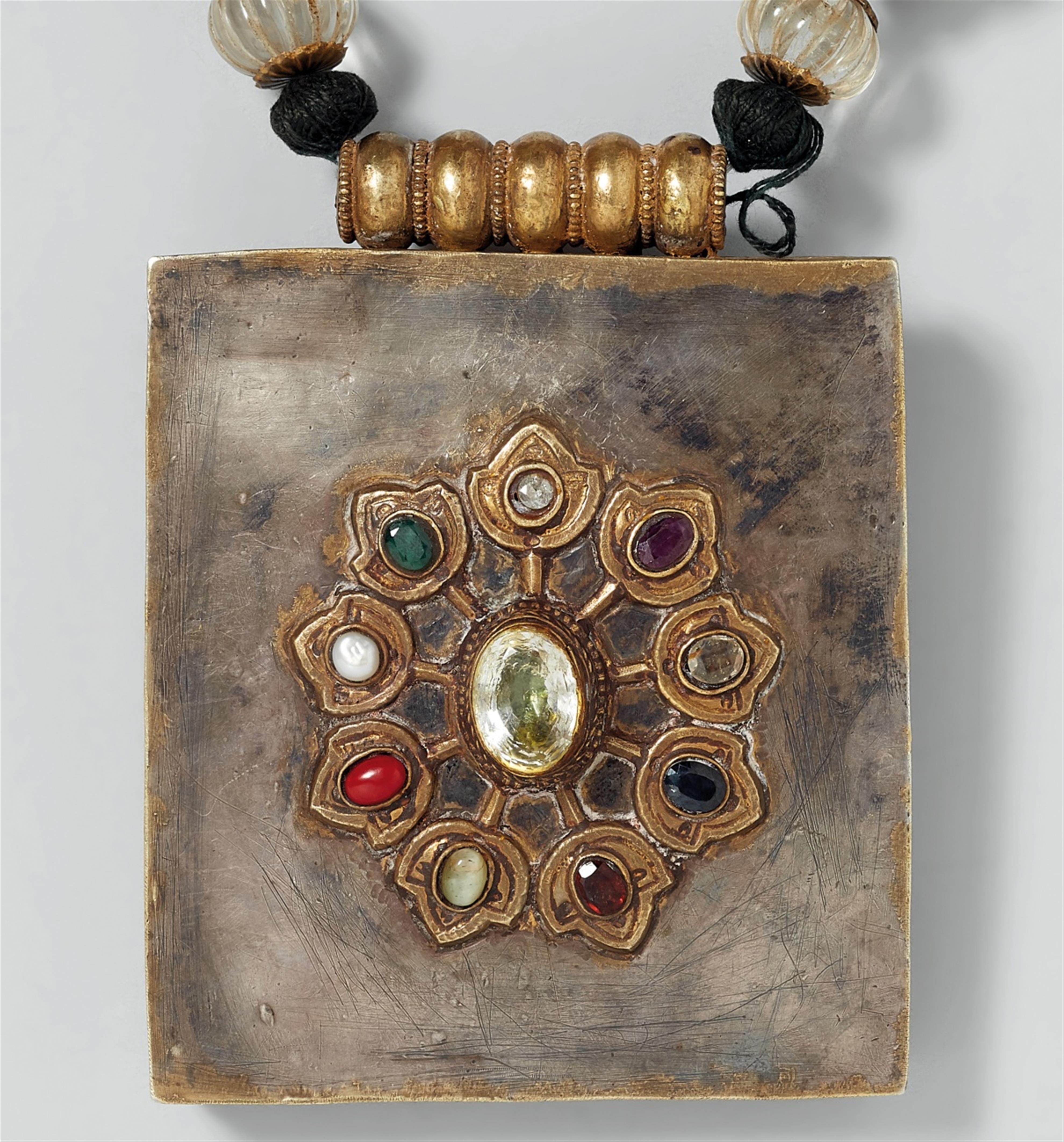 Edles Amulett. Silber, vergoldet, besetzt mit Korallen, Perlen und Farbsteinen an Kette. Kathmandu, Nepal - image-2