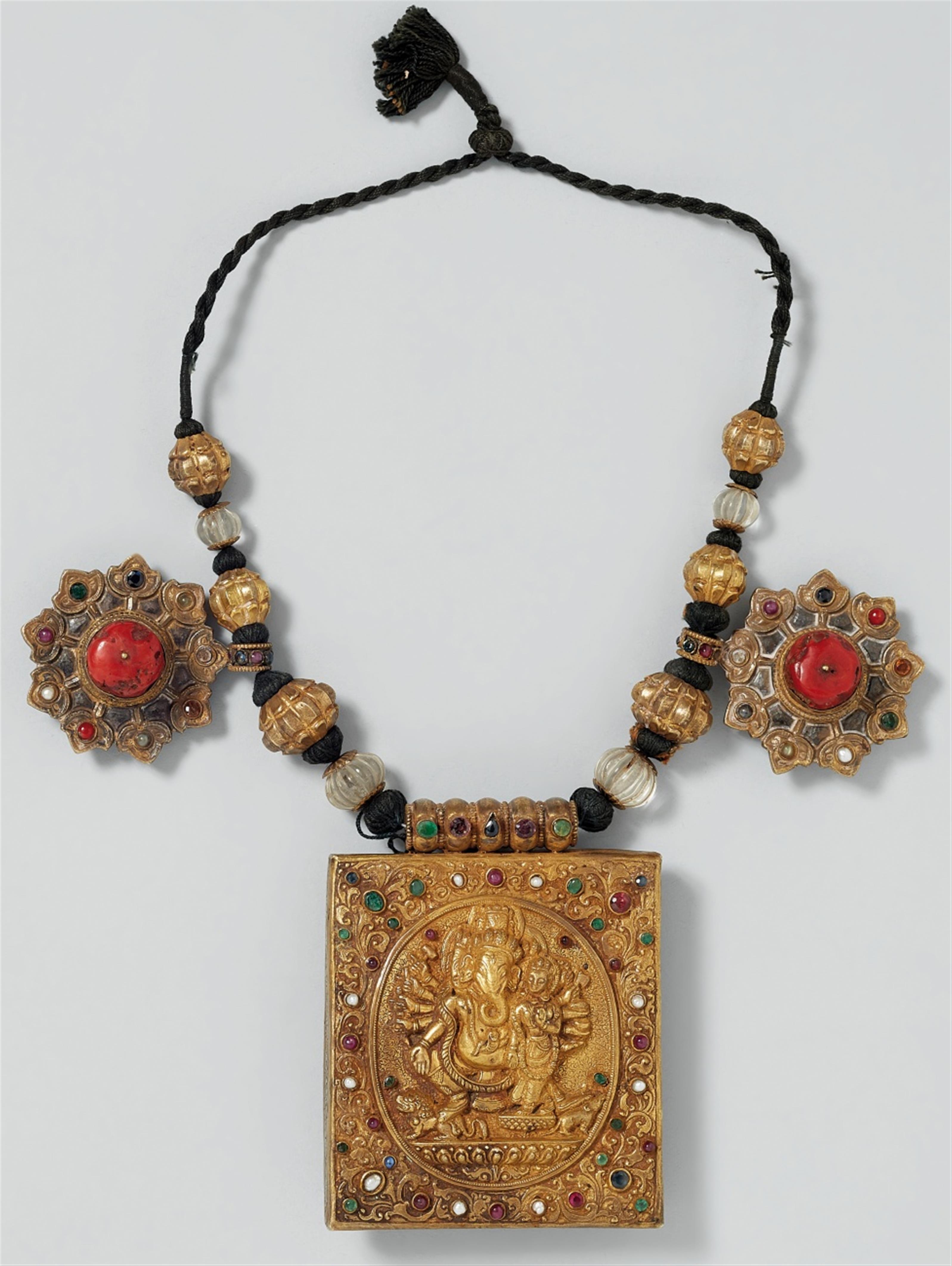 Edles Amulett. Silber, vergoldet, besetzt mit Korallen, Perlen und Farbsteinen an Kette. Kathmandu, Nepal - image-1