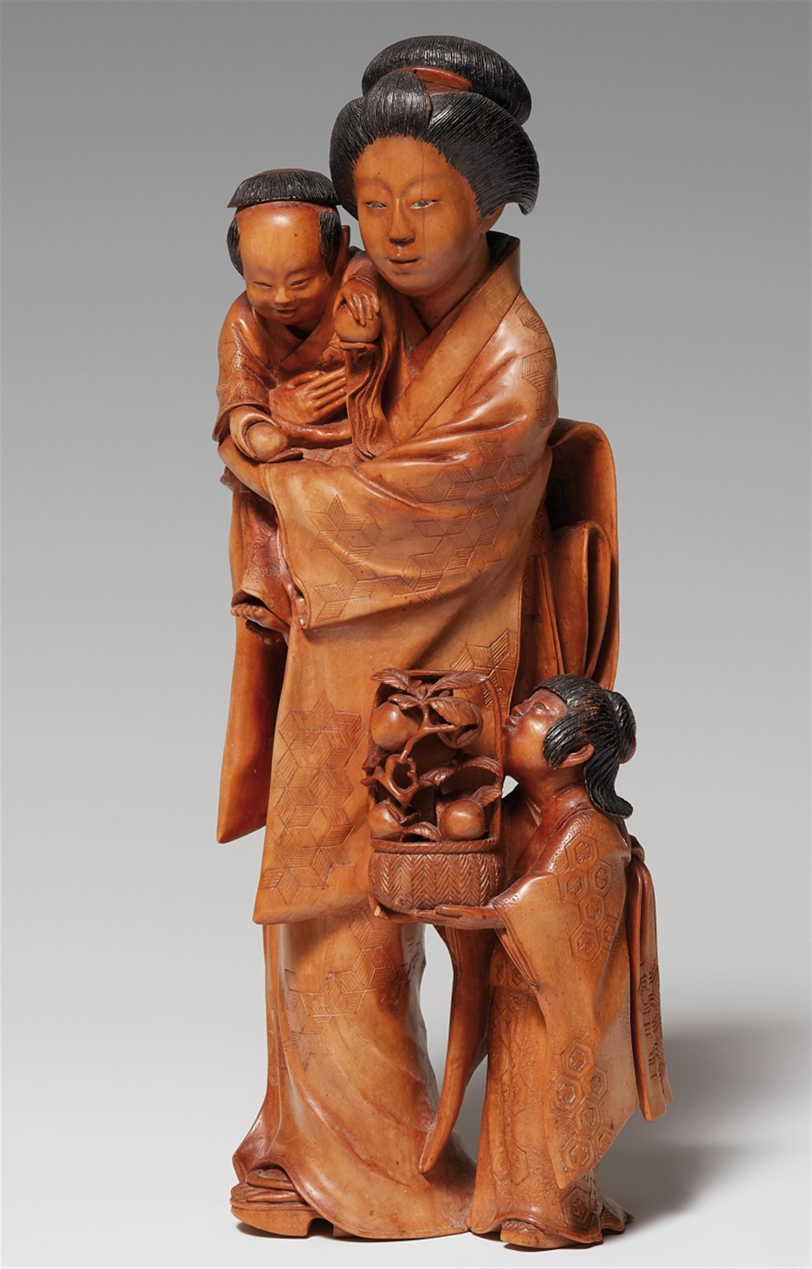 A large boxwood okimono of a young mother with two children. Around 1900 - image-1