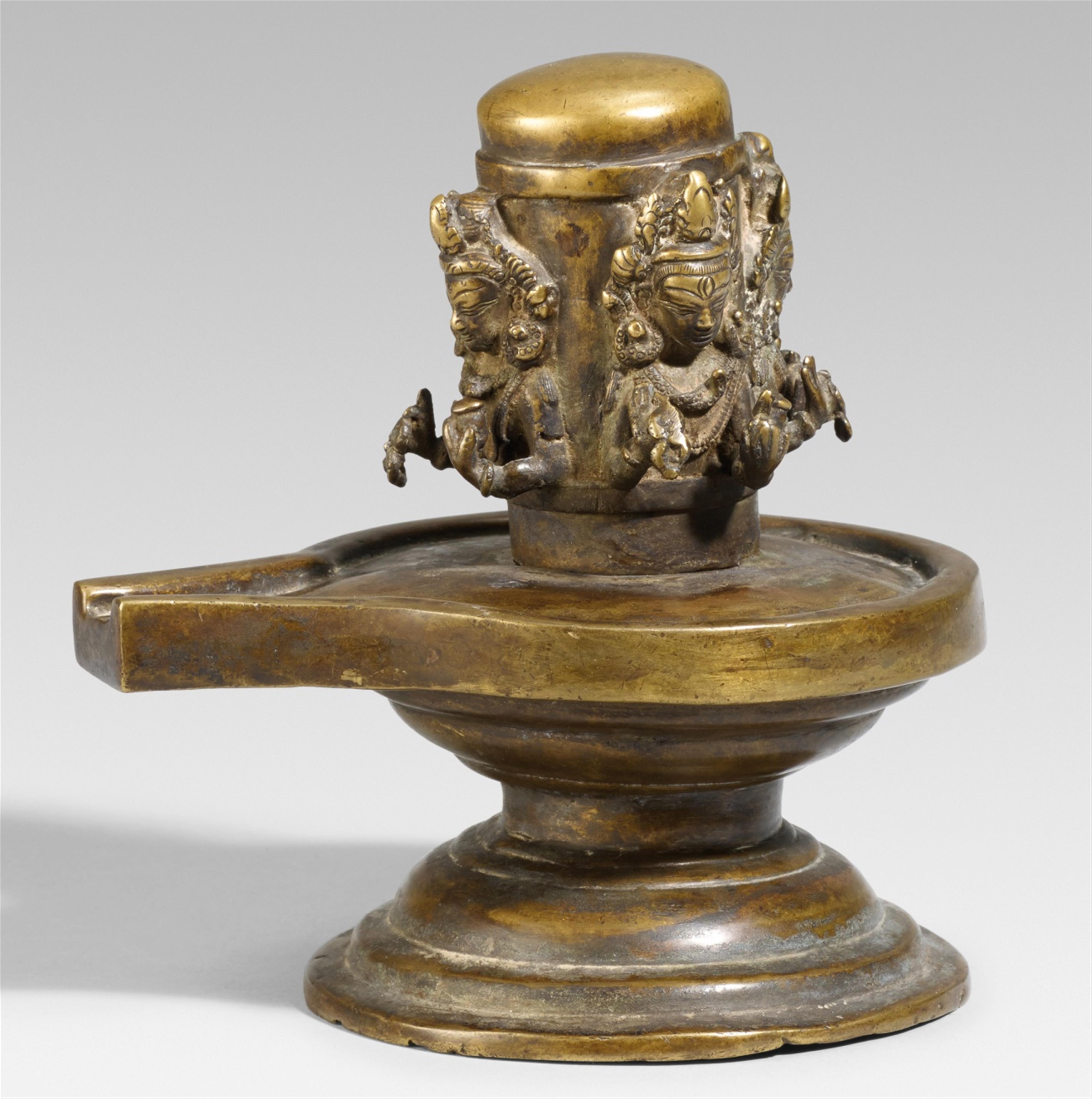 A Nepalese bronze yoni linga. 17th/18th century - image-1