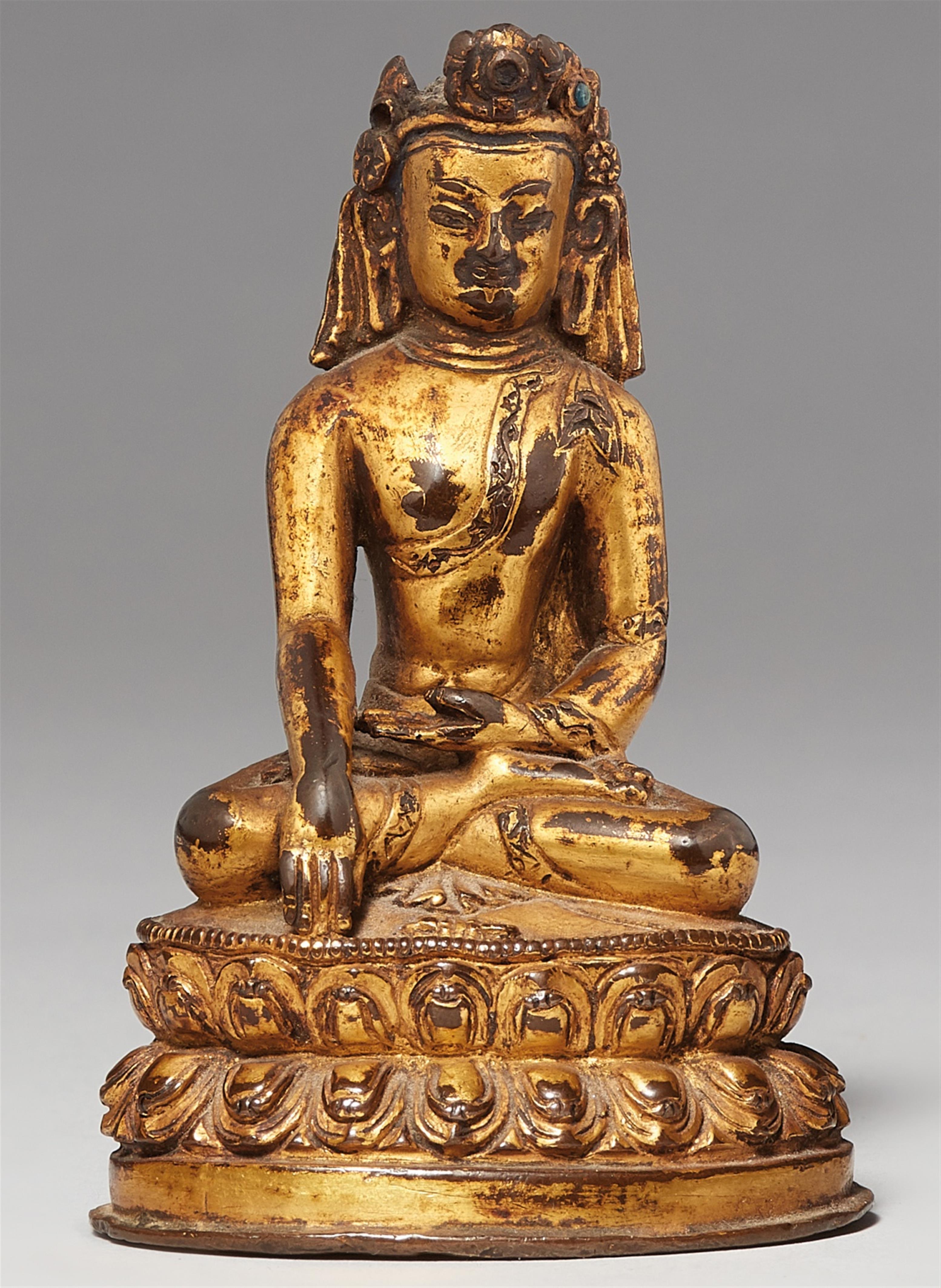 A Tibetan gilt bronze figure of Buddha Shakyamuni/Vajrasana. 15th/16th century - image-1