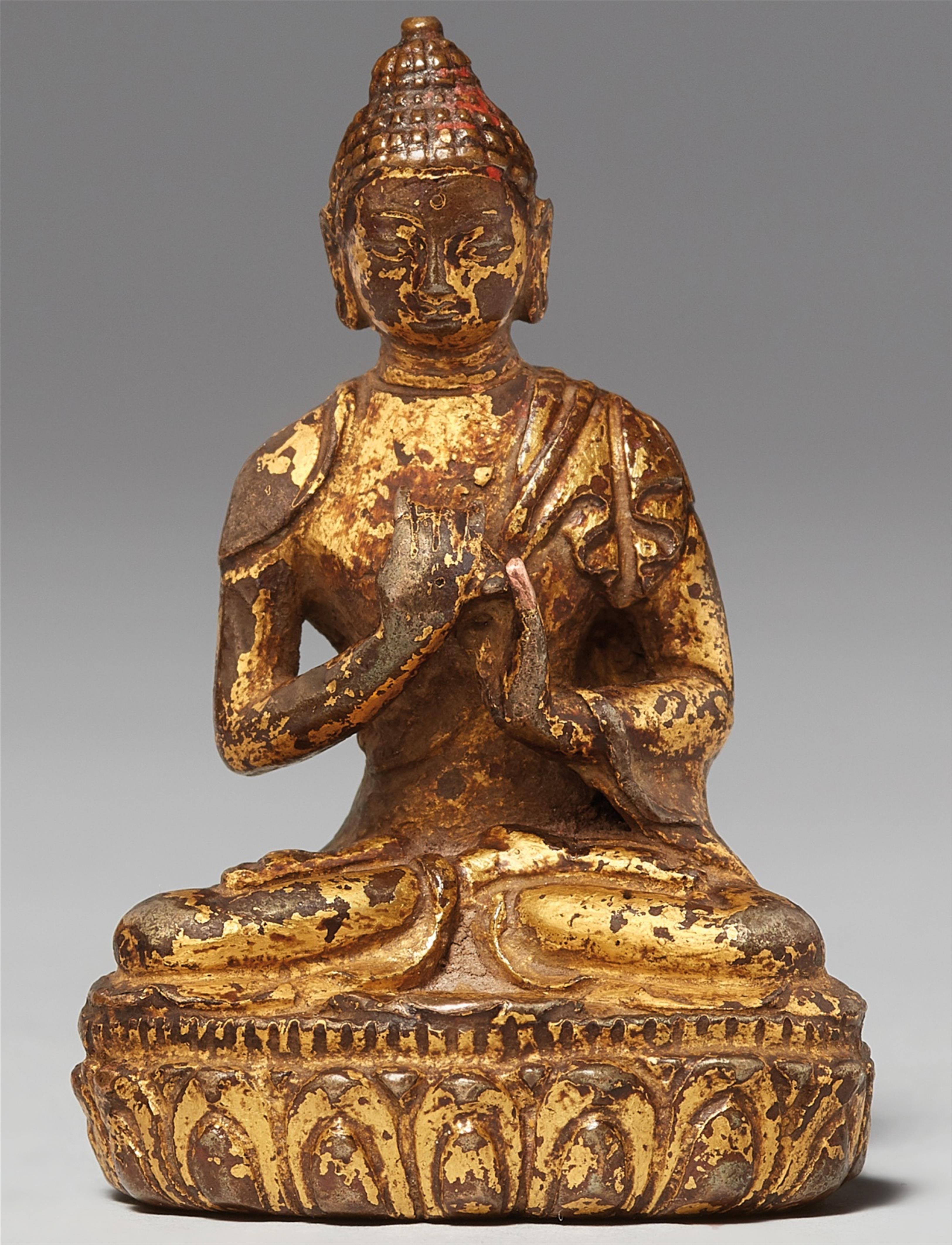 Miniaturfigur des Buddha Vairocana. Feuervergoldete Bronze. Tibet. 17./18. Jh. - image-1