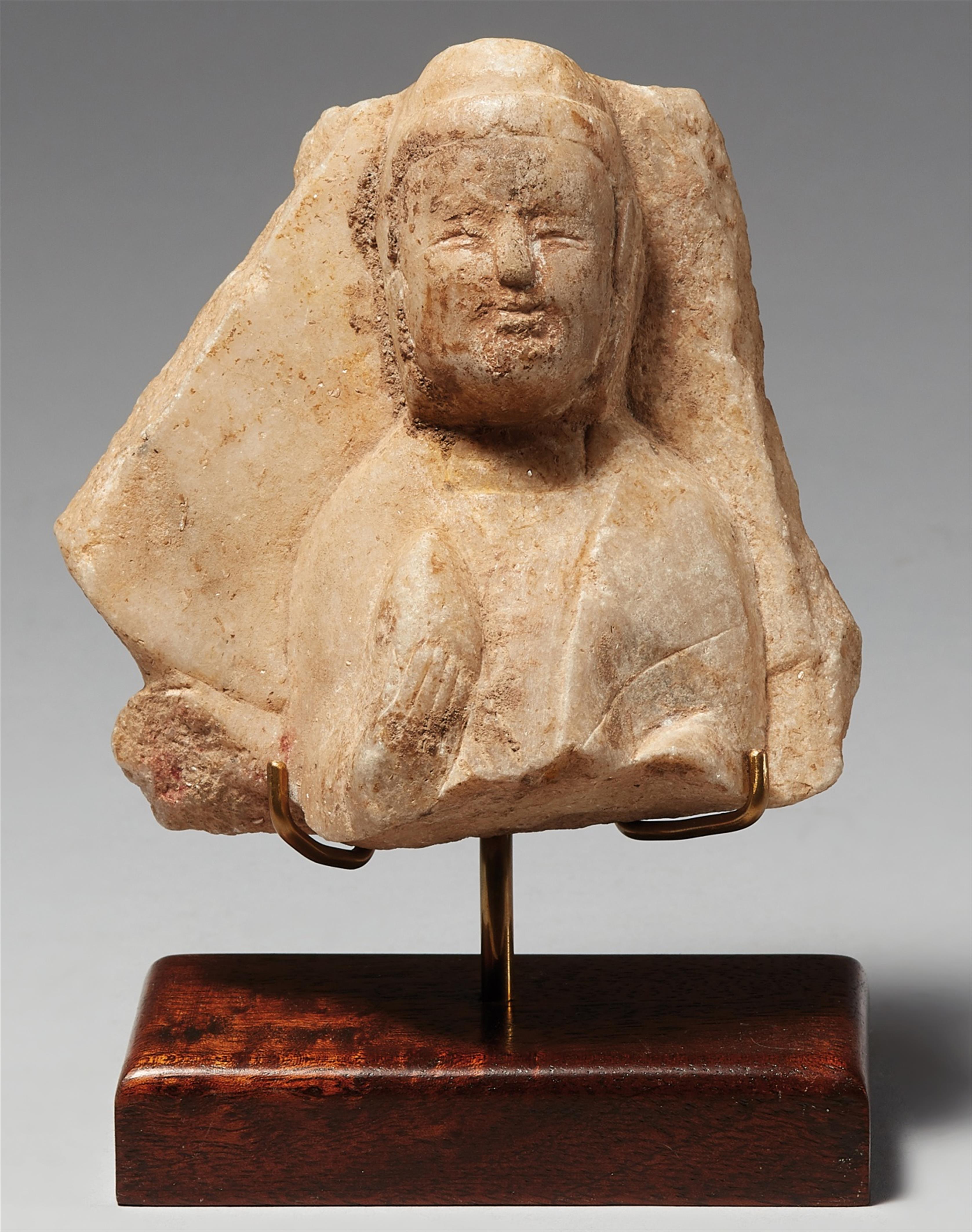 Kleines Fragment einer Stele. Weißlicher Marmor. Nördliche Qi-Zeit, ca. 560 - image-1