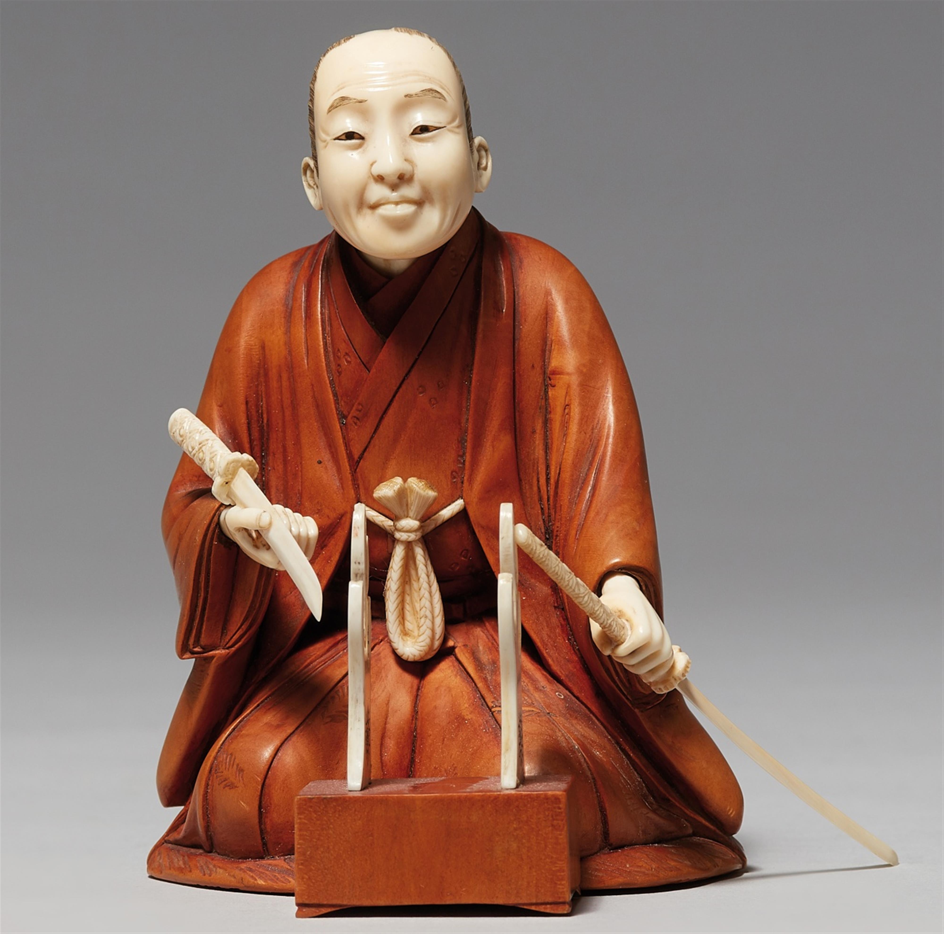 A boxwood and ivory okimono of a man with two swords. Around 1900 - image-1