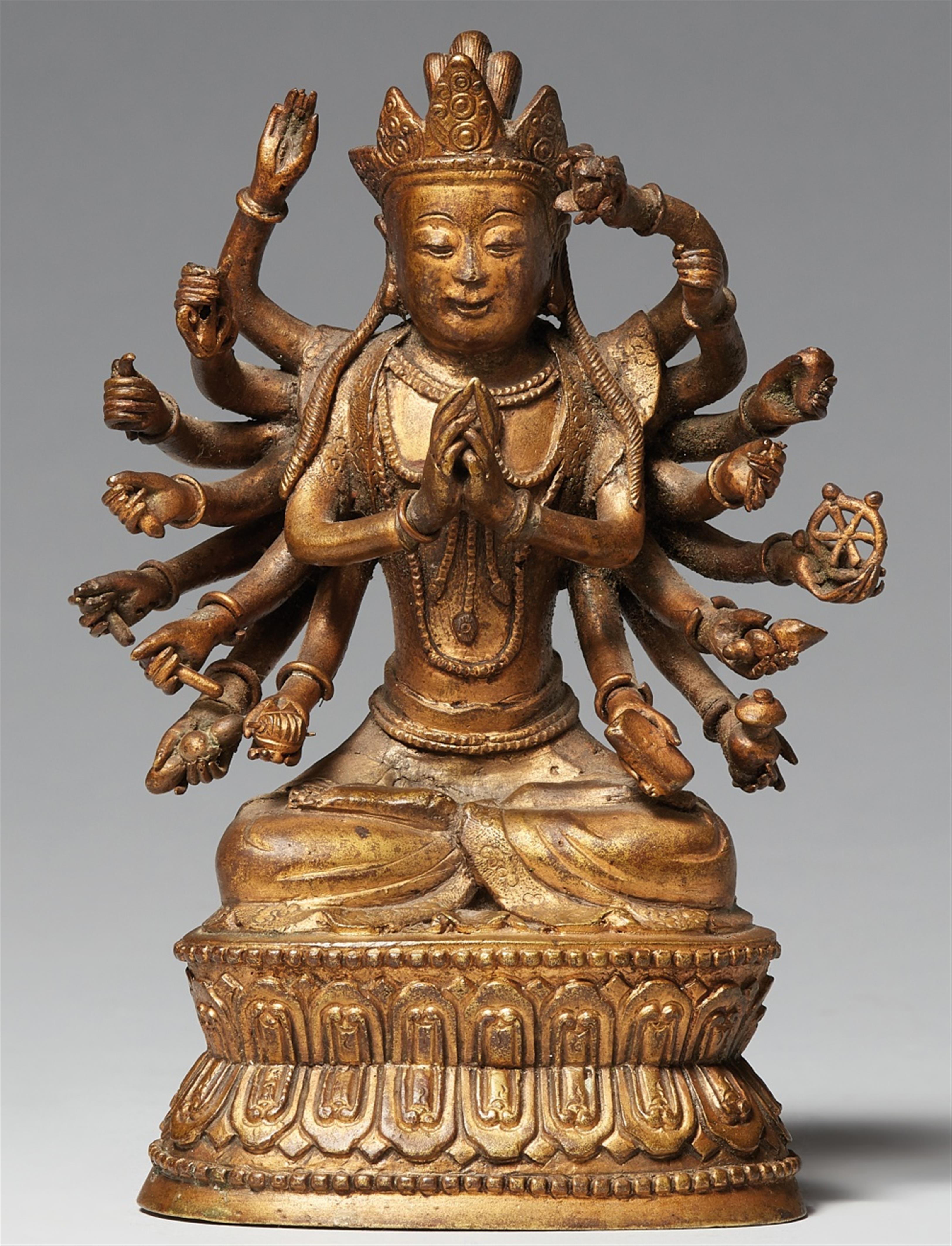 18-armiger Guanyin. Bronze mit dünner Vergoldung. 19. Jh. - image-1