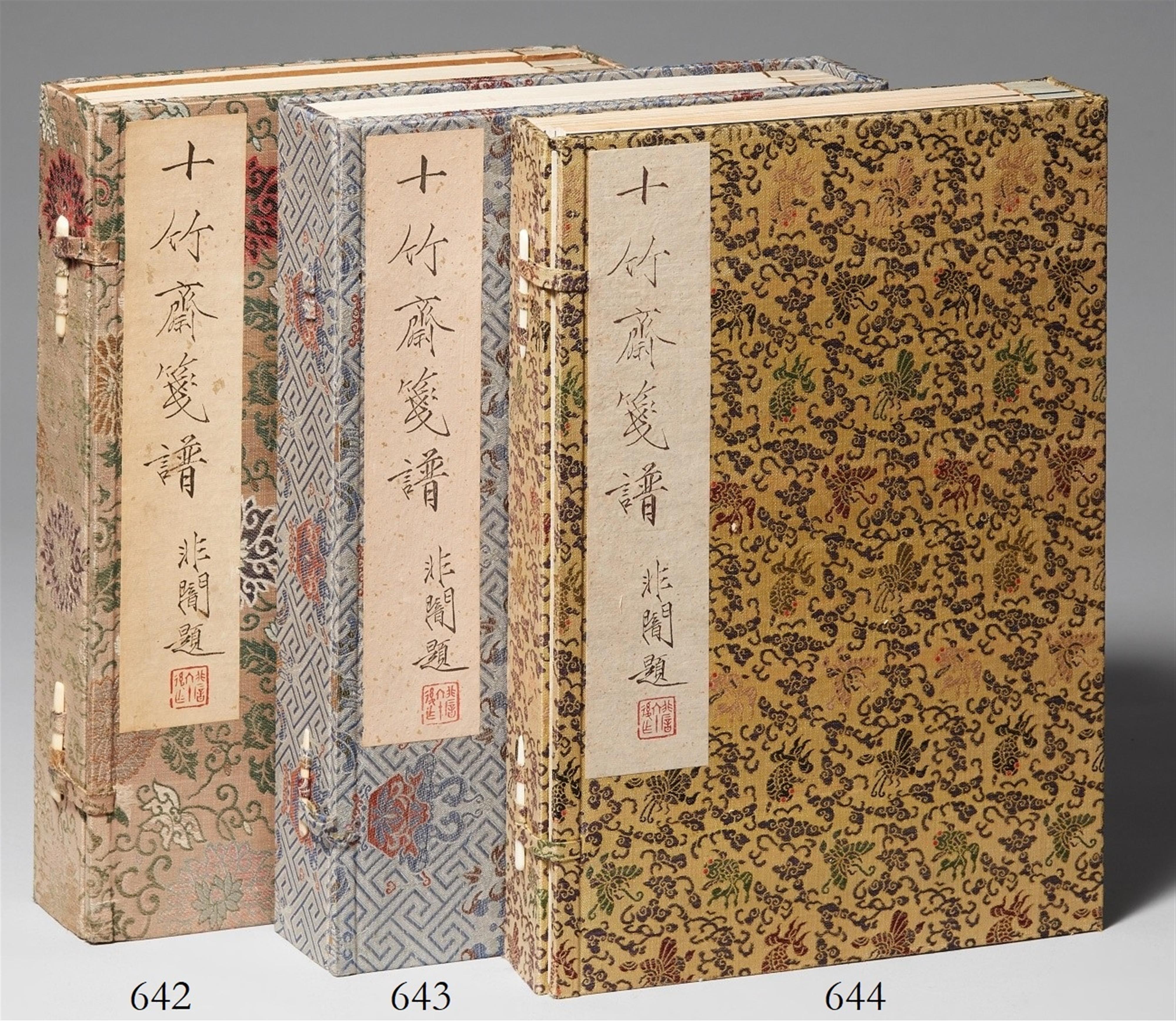 After Hu Zhengyan - Four volumes titled "Shizhuzhai jianpu" (Collection of letter papers from the Ten Bamboo Studio) with 250 colour woodblock prints. Rongbaozhai, Beijing. Wraparound case covered ... - image-1