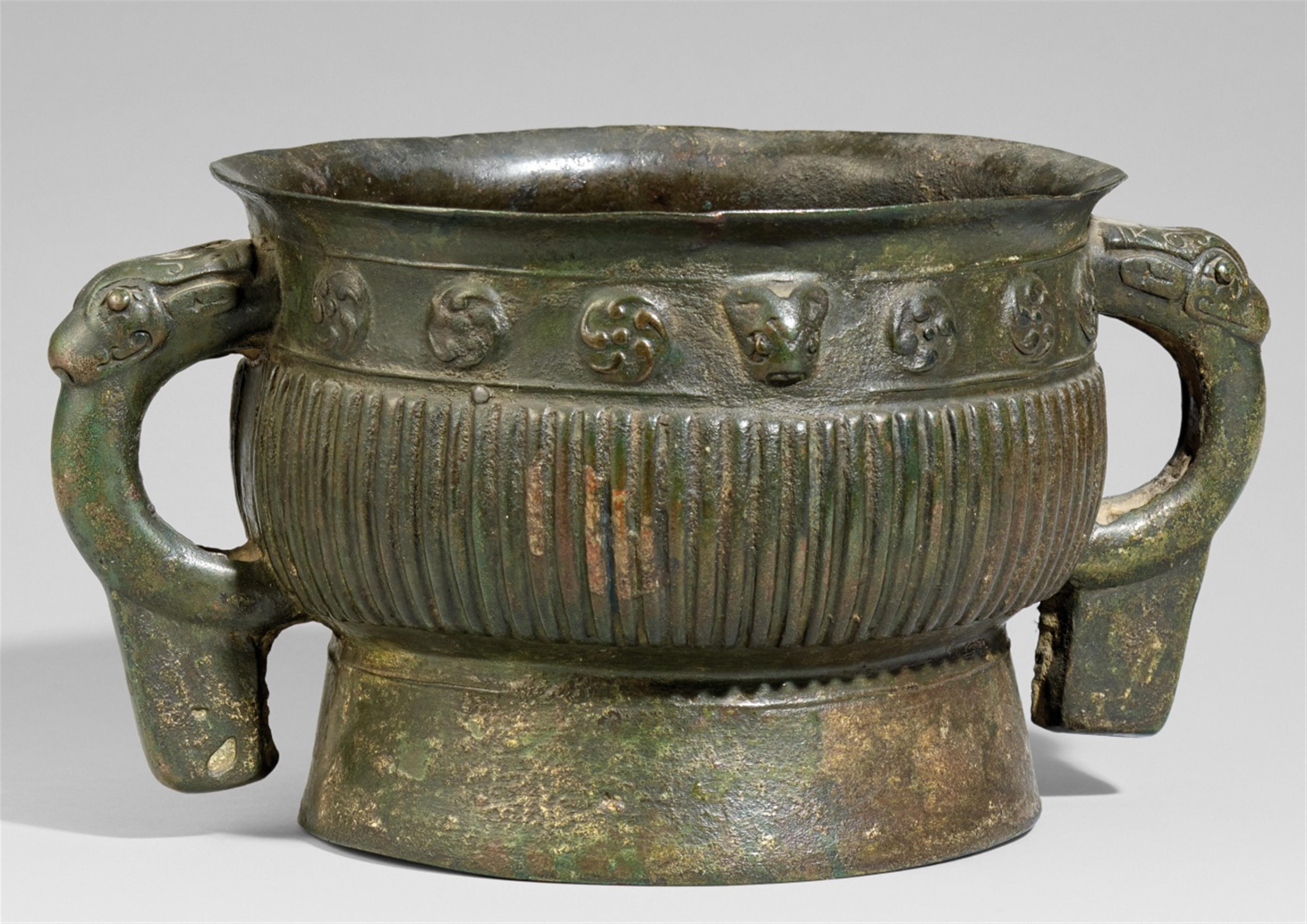 A large bronze vessel. Probably Song dynasty - image-1