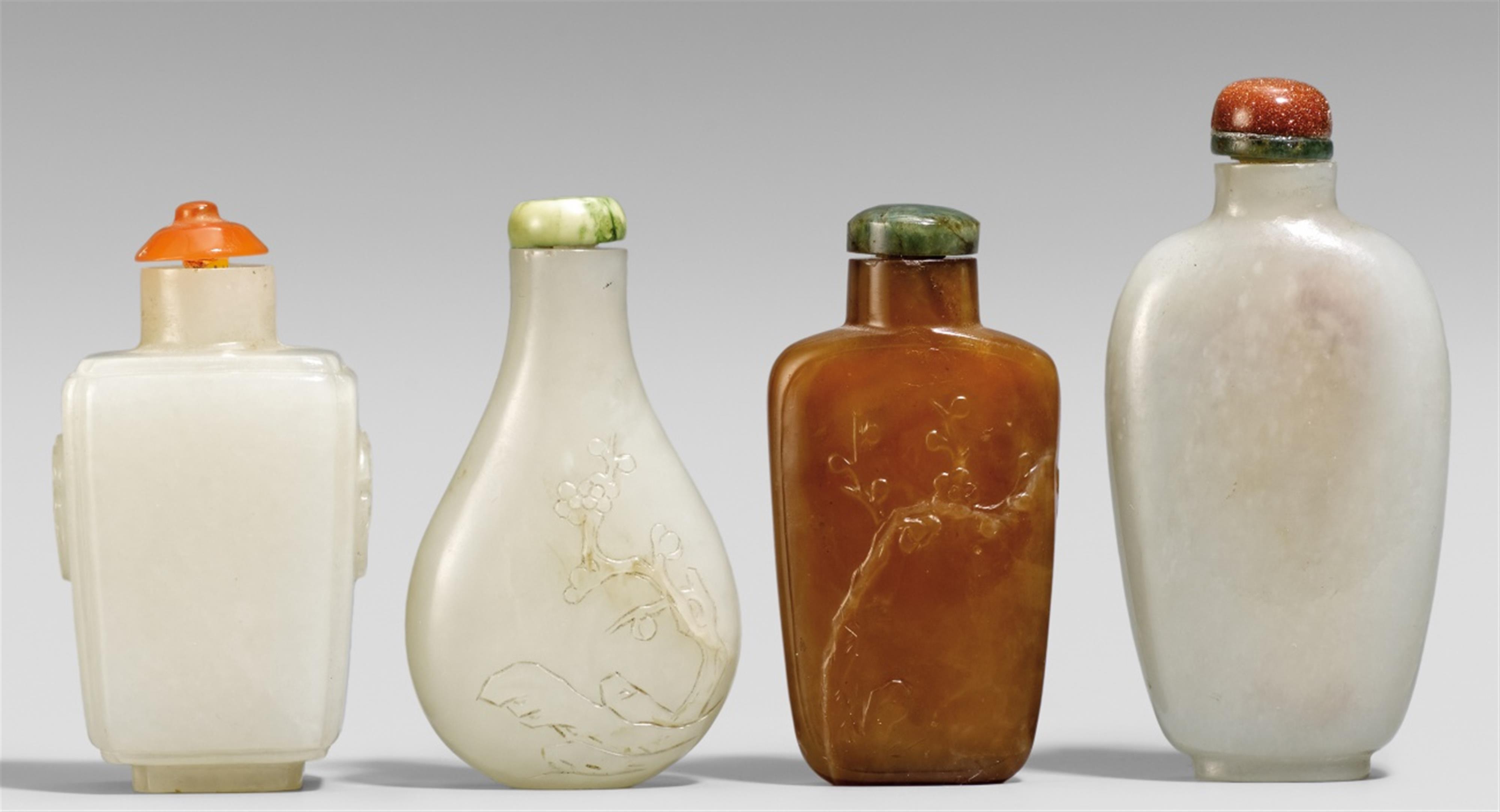 Four jade and stone snuff bottles. 19th/20th century - image-1