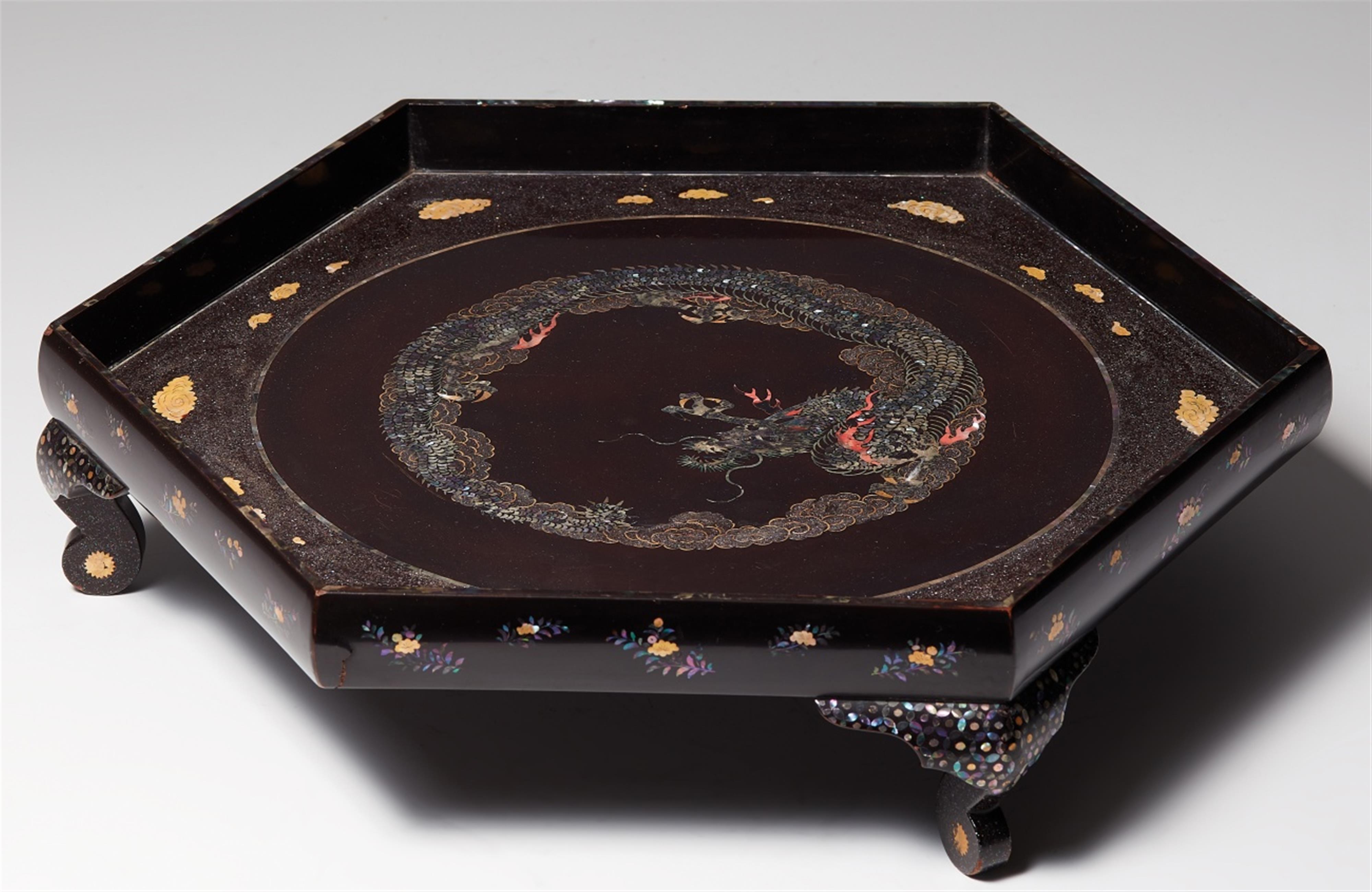 A hexagonal black lacquer and mother-of-pearl inlaid tray. Ryûkyû. 19th century - image-2