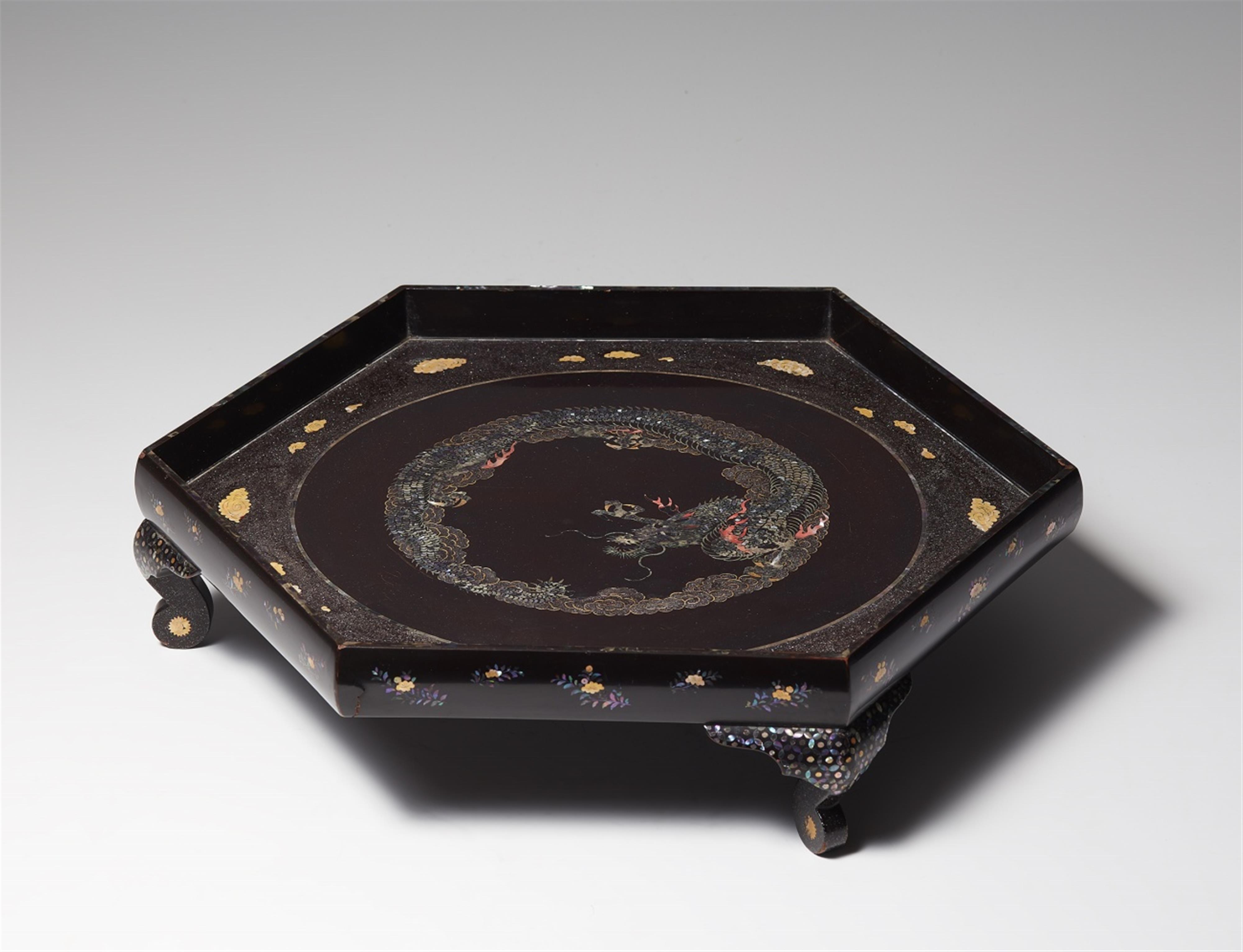 A hexagonal black lacquer and mother-of-pearl inlaid tray. Ryûkyû. 19th century - image-1