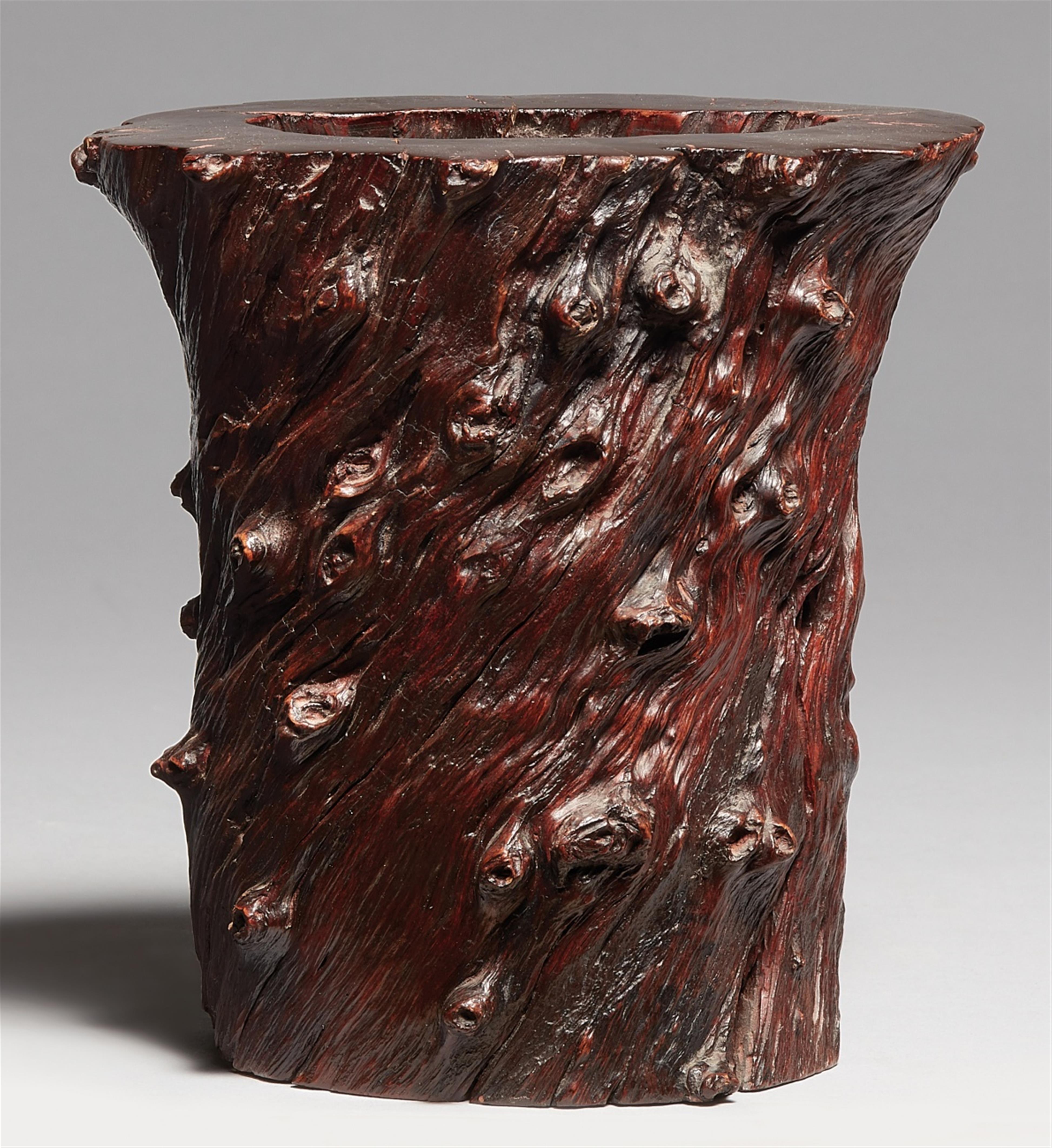 A lacquered natural root brush pot. 19th/20th century - image-1
