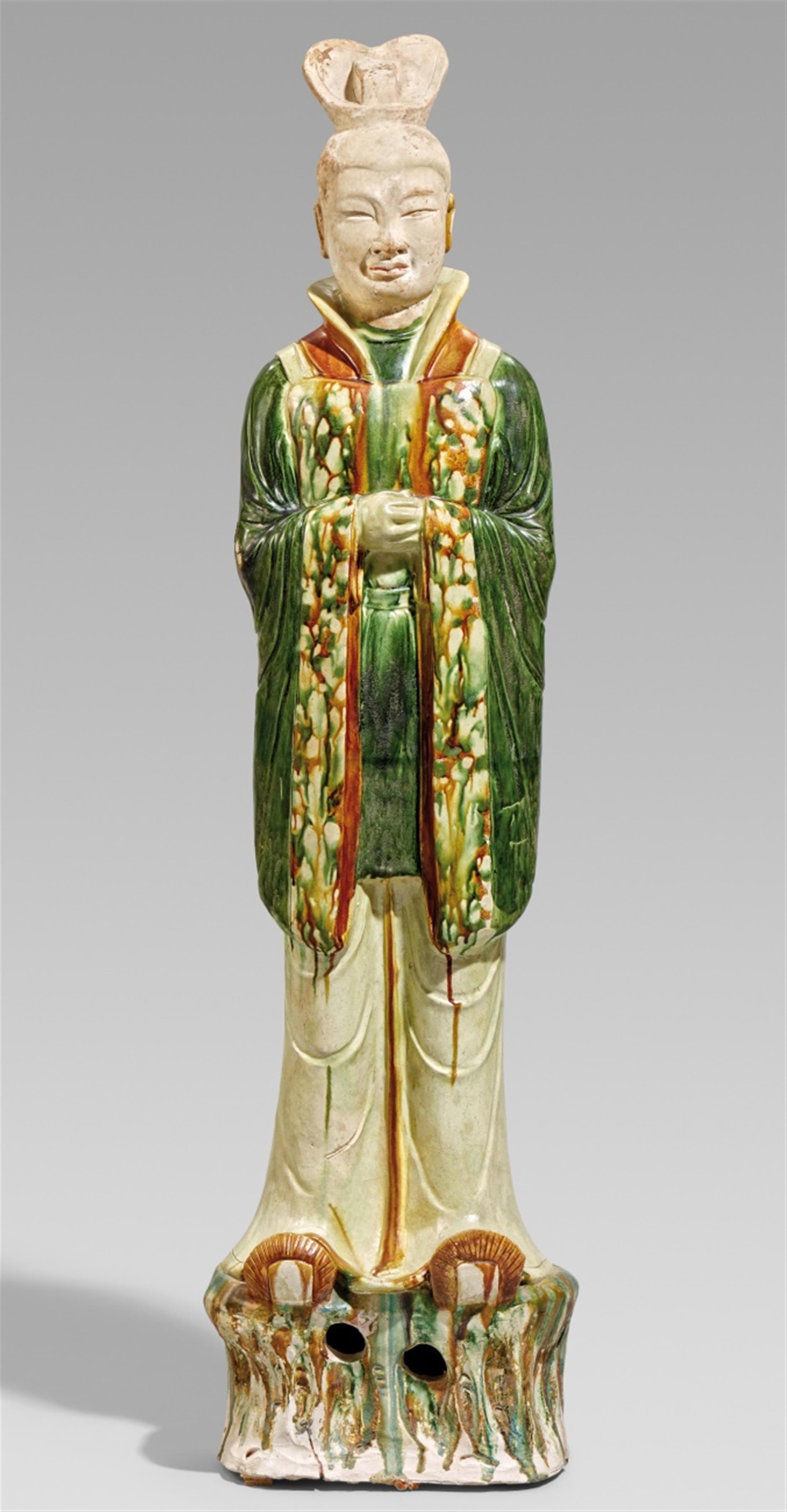 Figur eines stehenden Beamten mit sancai-Glasur. Tang-Zeit (618-907) - image-1