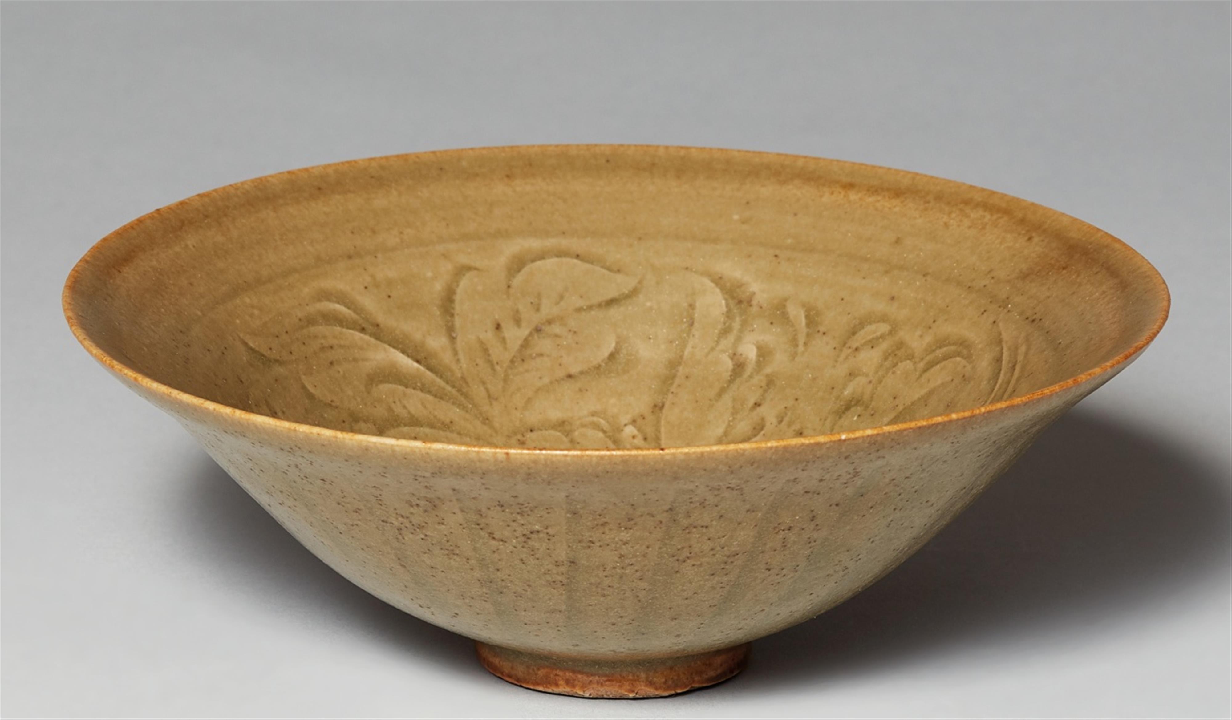 A carved Yaozhou celadon bowl. Northern Song dynasty (960-1127) - image-1
