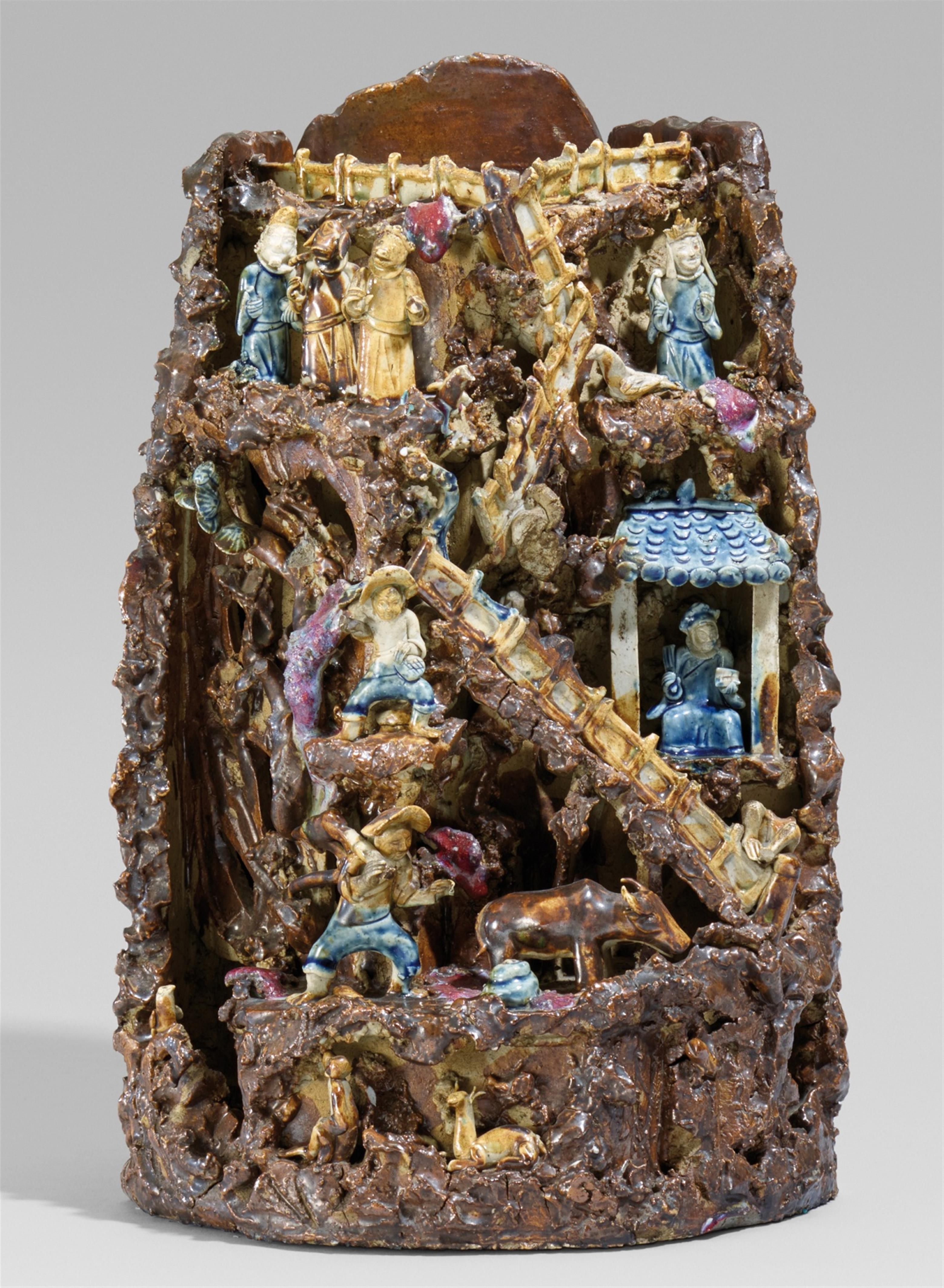A model of a large mountain rock with figures. Email sur biscuit. Shiwan, late Qing/Republican period - image-1