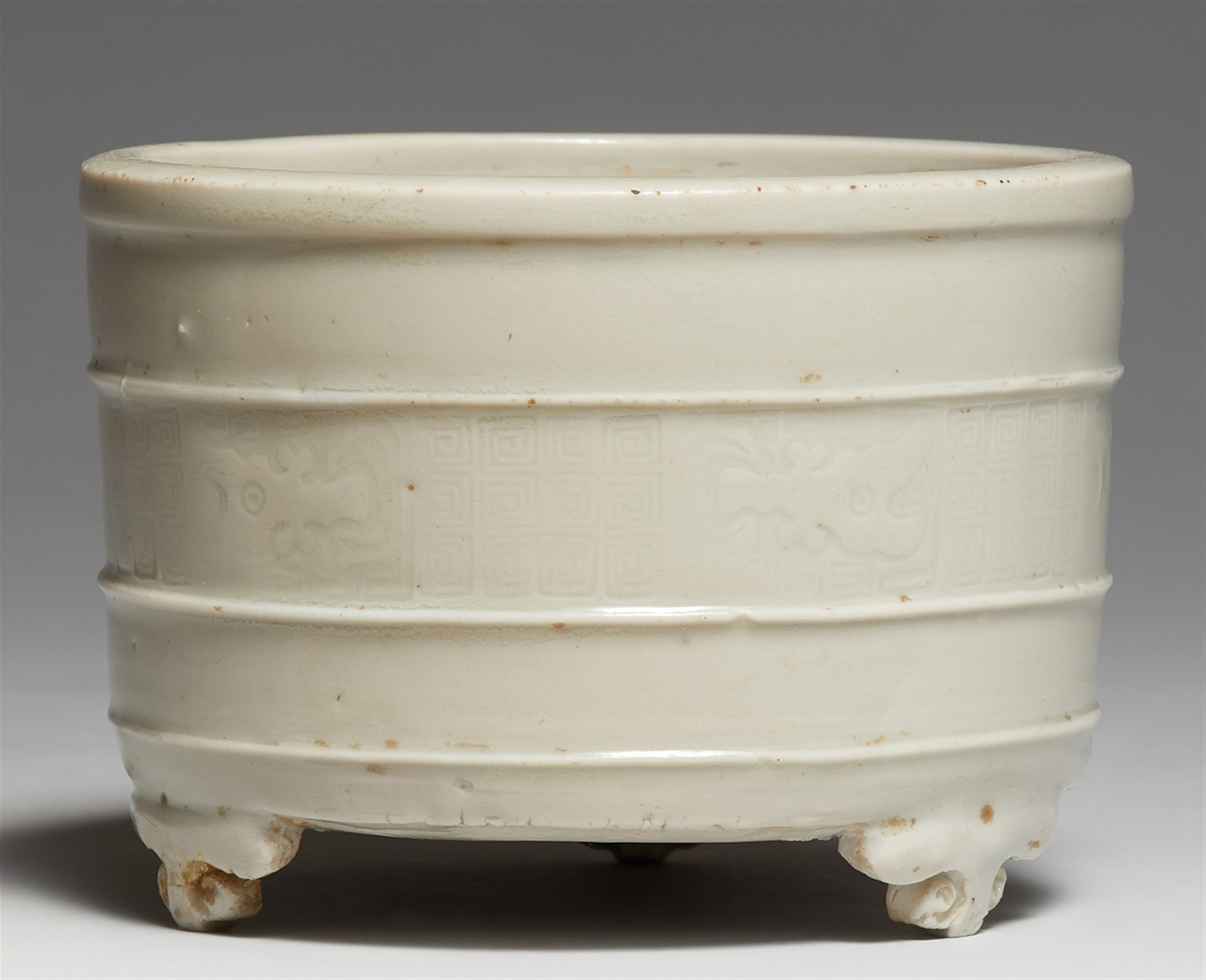 A small white glazed censer. Qing dynasty (1644-1911) - image-1