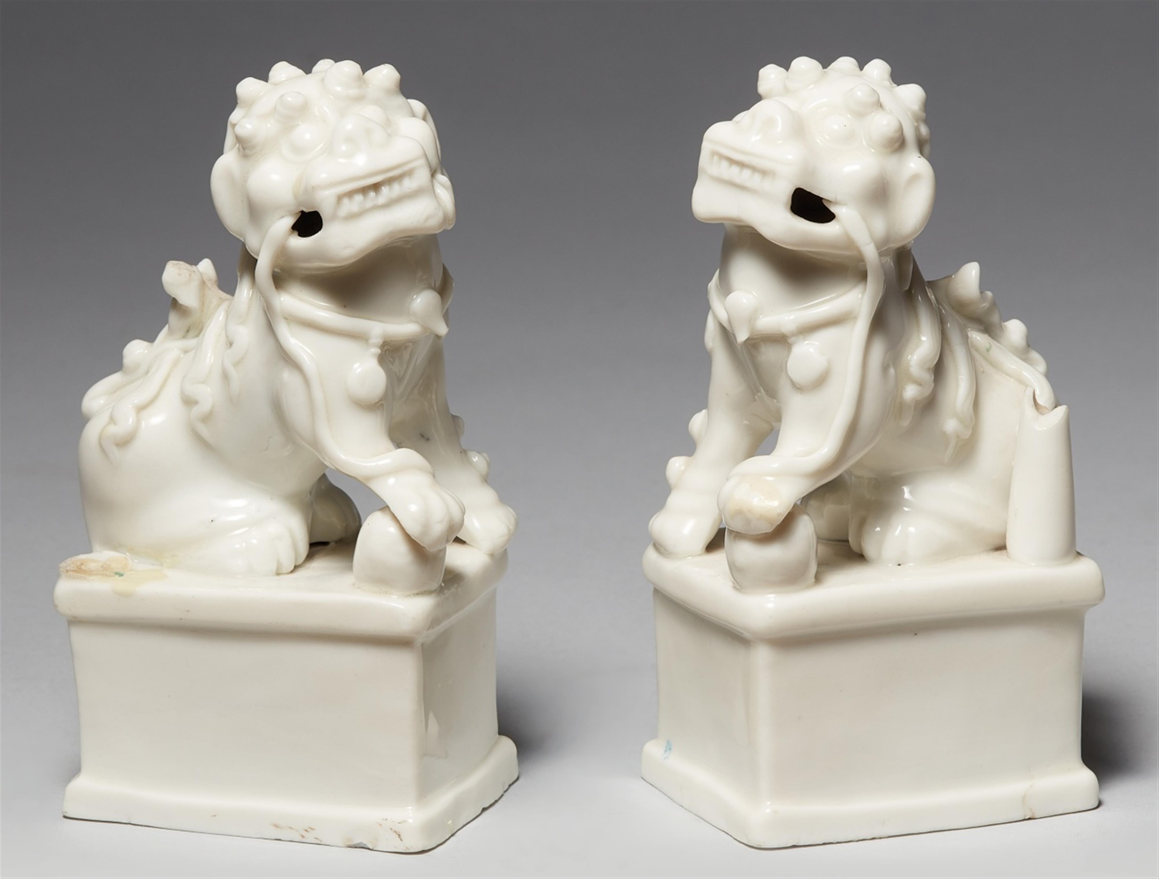 Paar blanc de Chine-Löwen mit Räucherstäbchenhalter. Dehua. Kangxi-Periode (1662-1722) - image-1