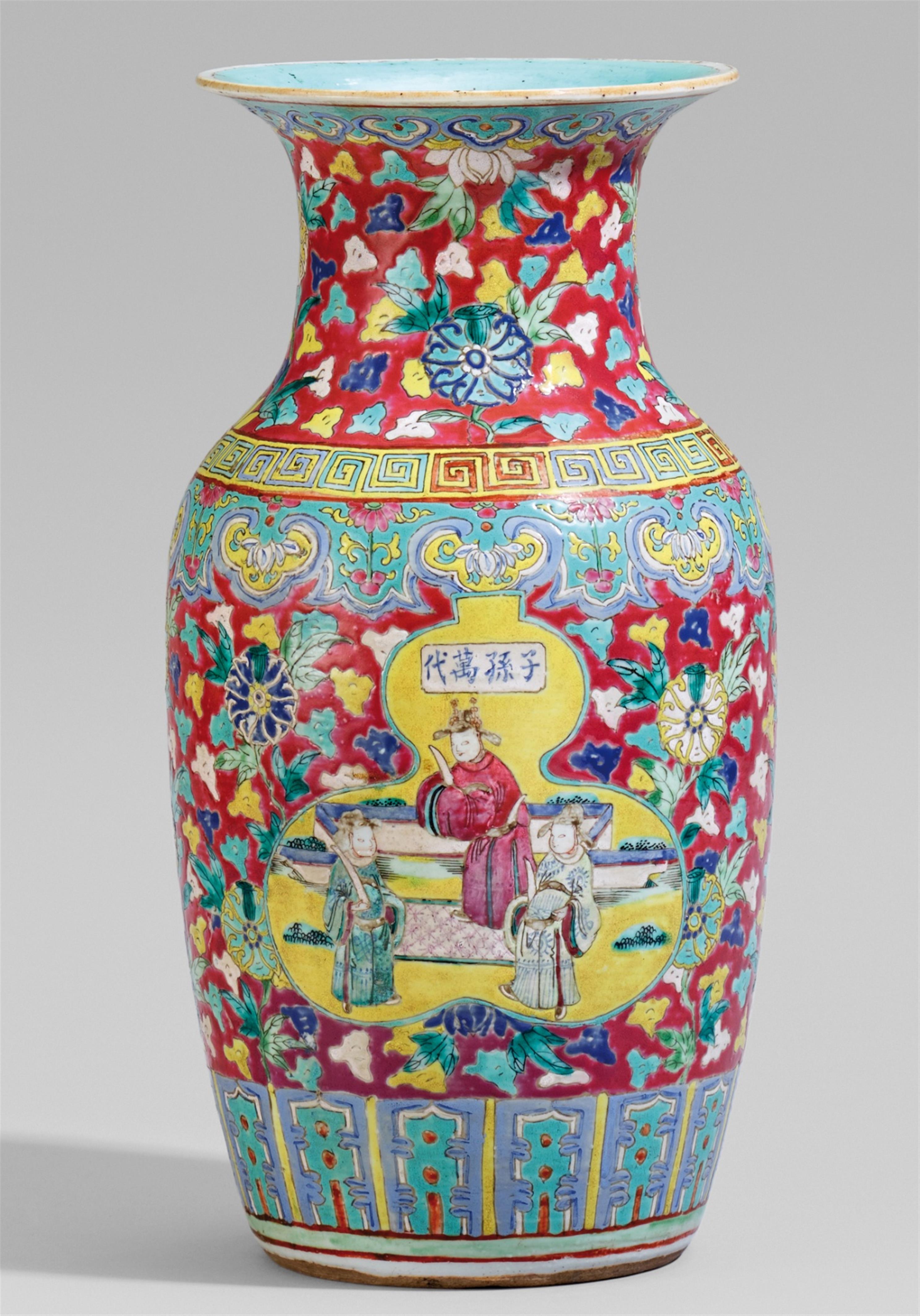 A famille rose vase. 19th/20th century - image-1