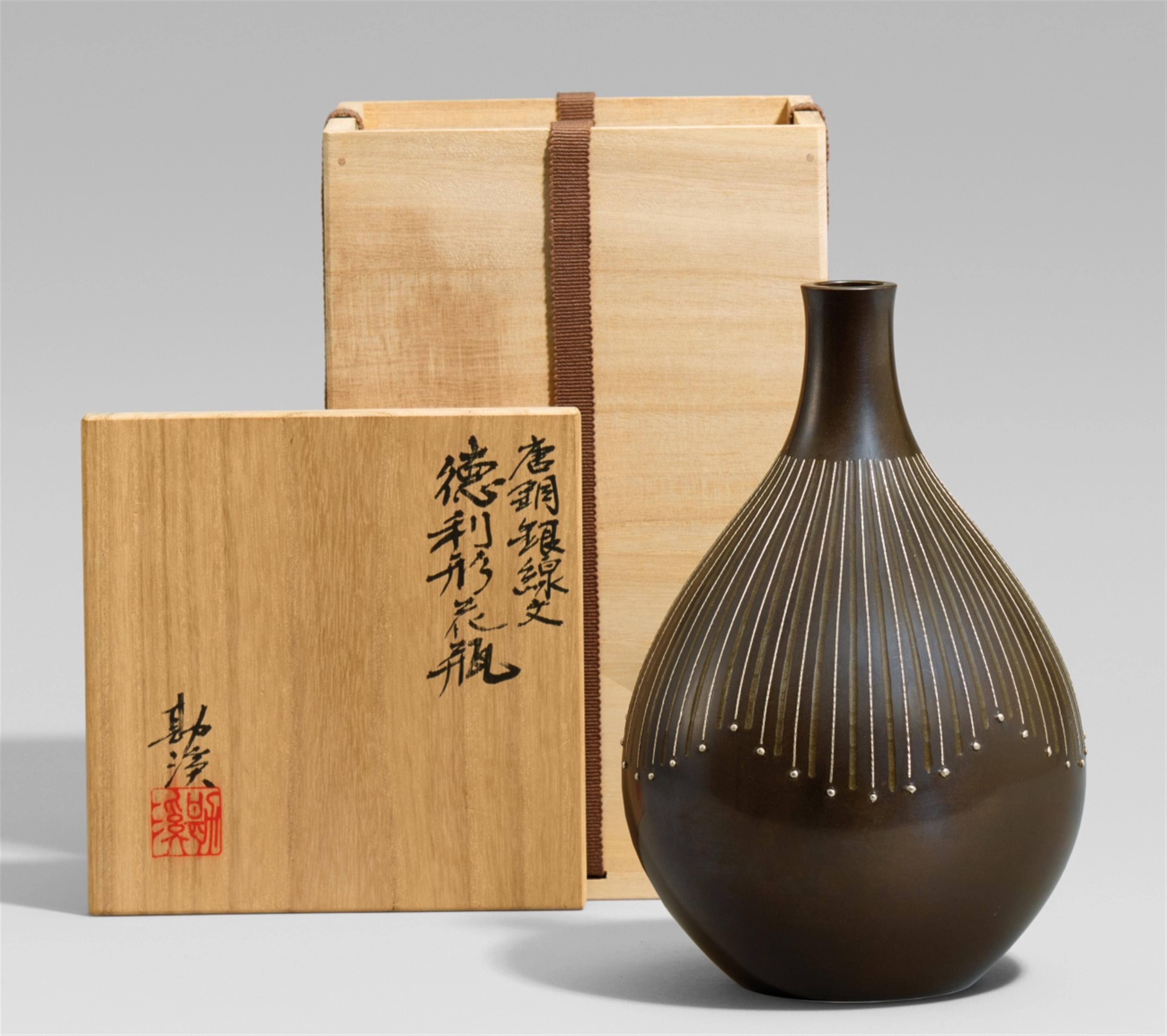 A bronze vase by Kankei. Takaoka. Second half 20th century - image-1