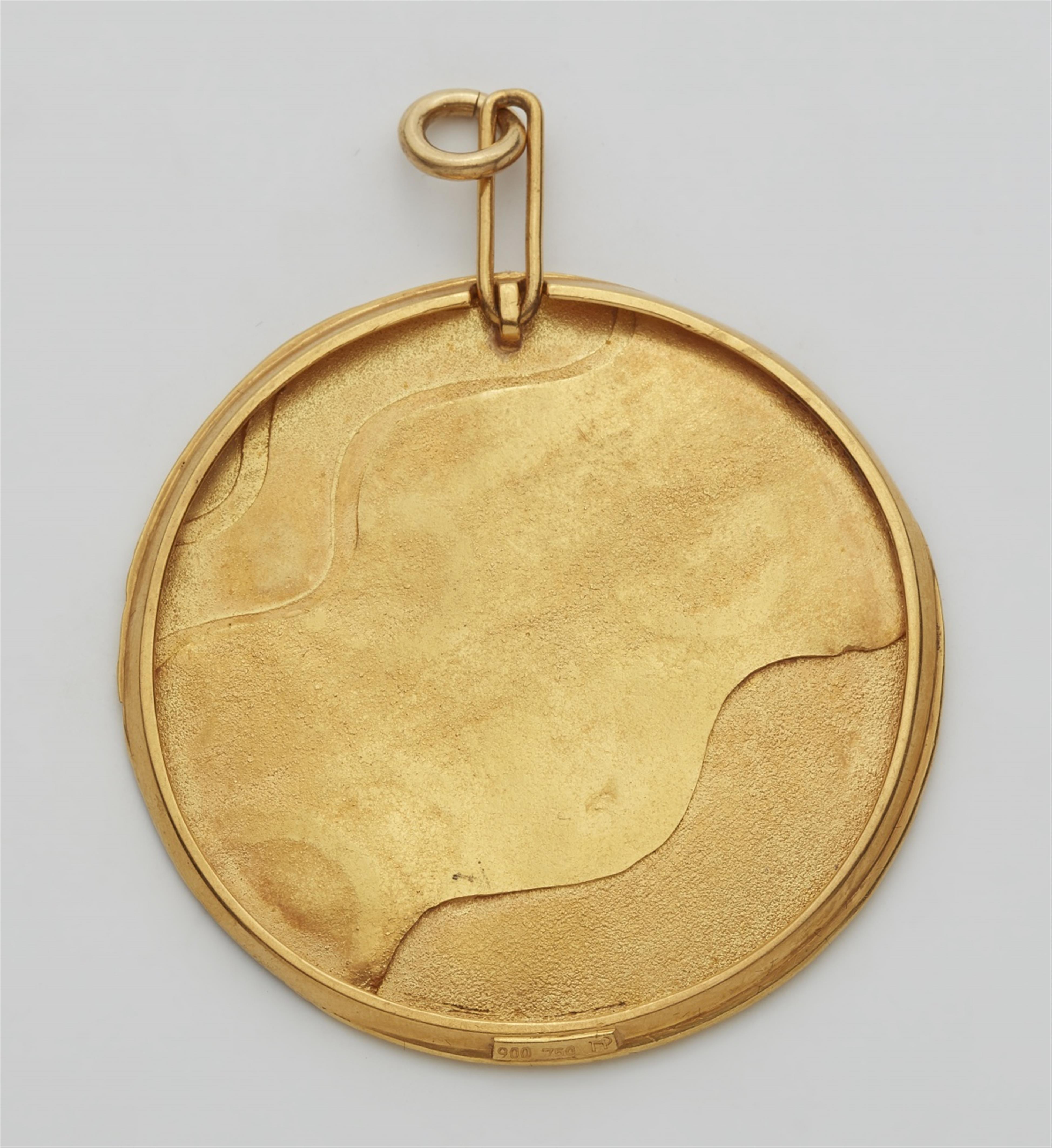 An 18k gold pendant "Kreise und Wellenlinien" - image-2