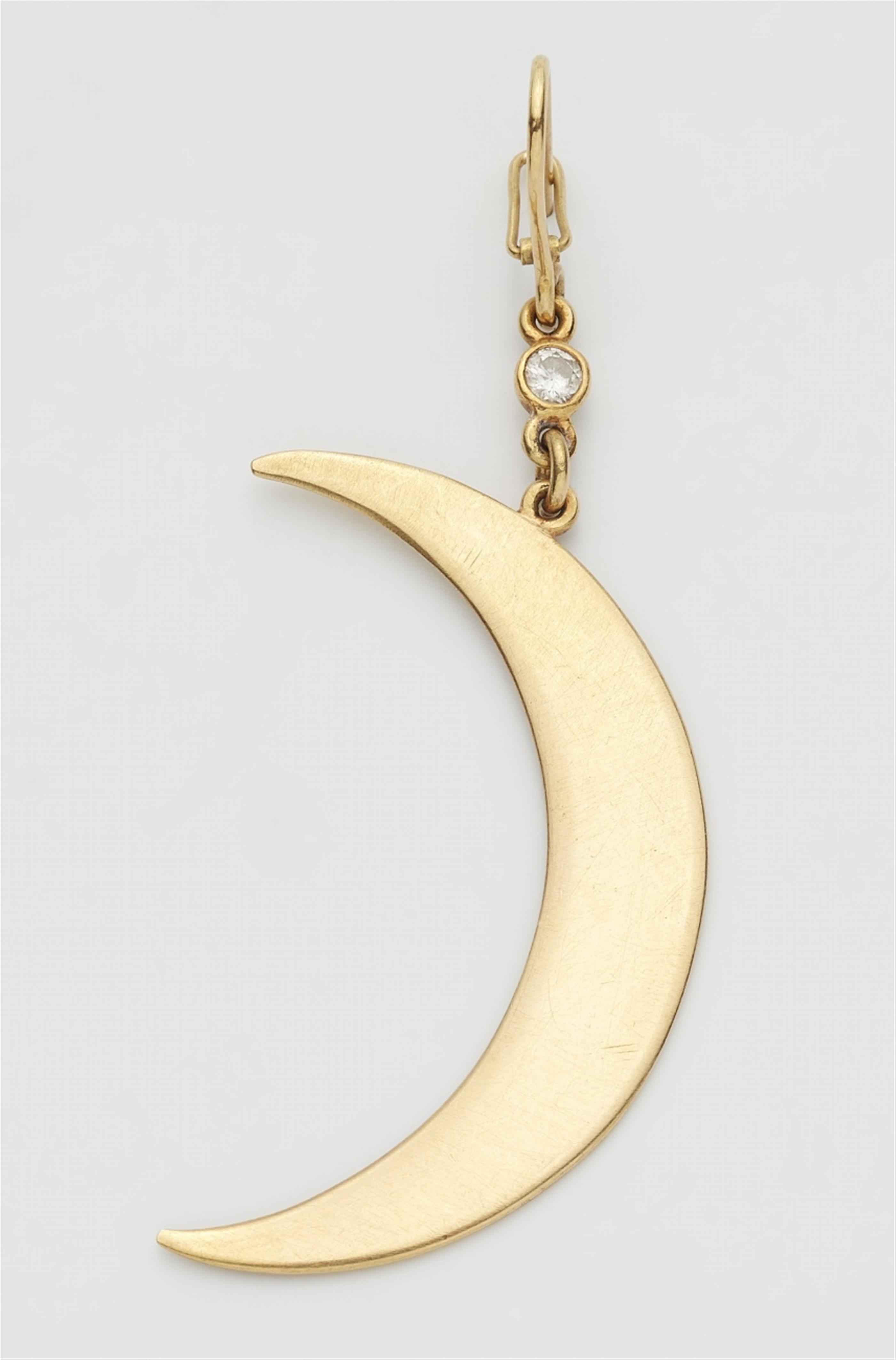 A single 18k gold half-moon earring - image-1
