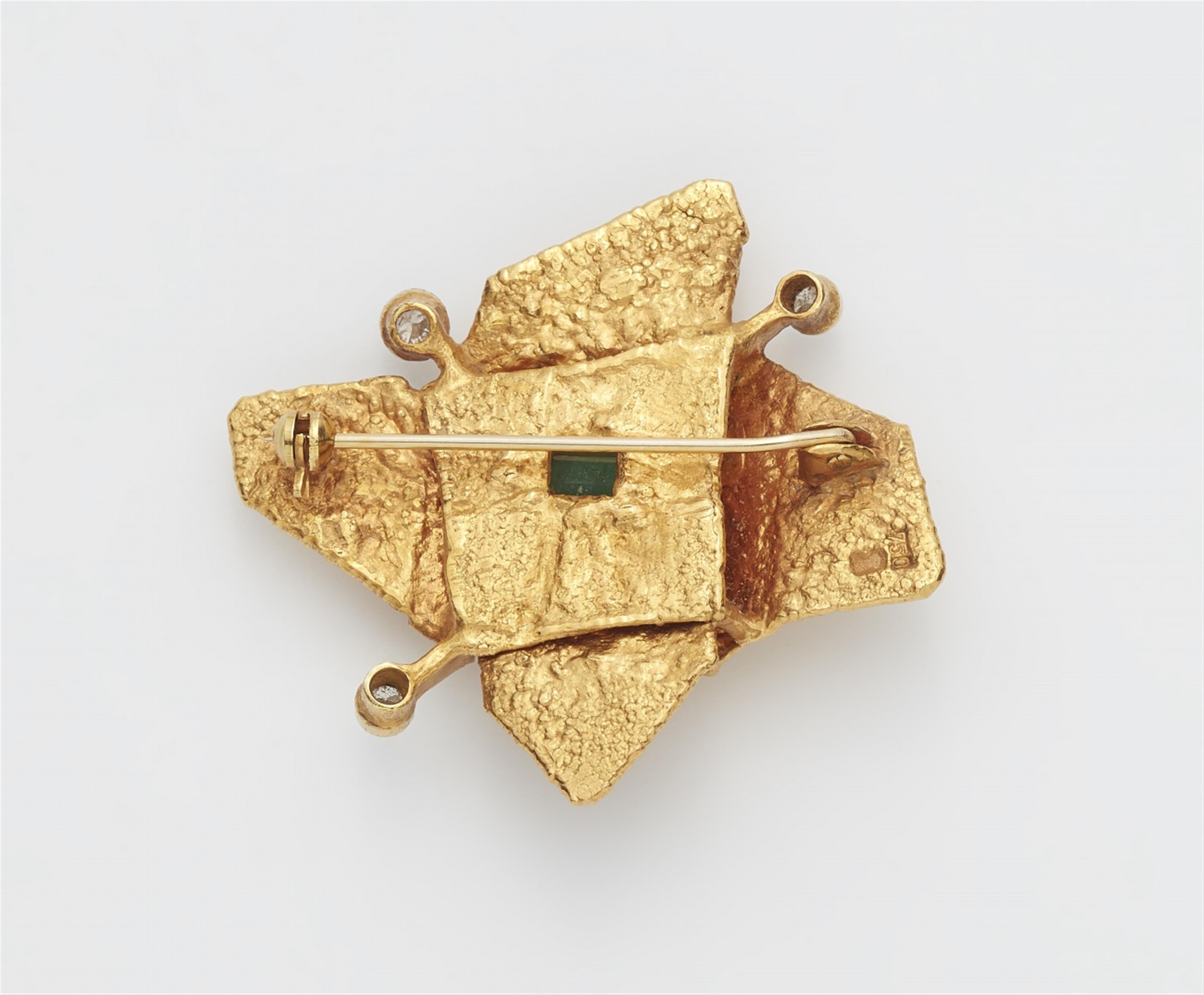 A small 18k gold and emerald brooch - image-2