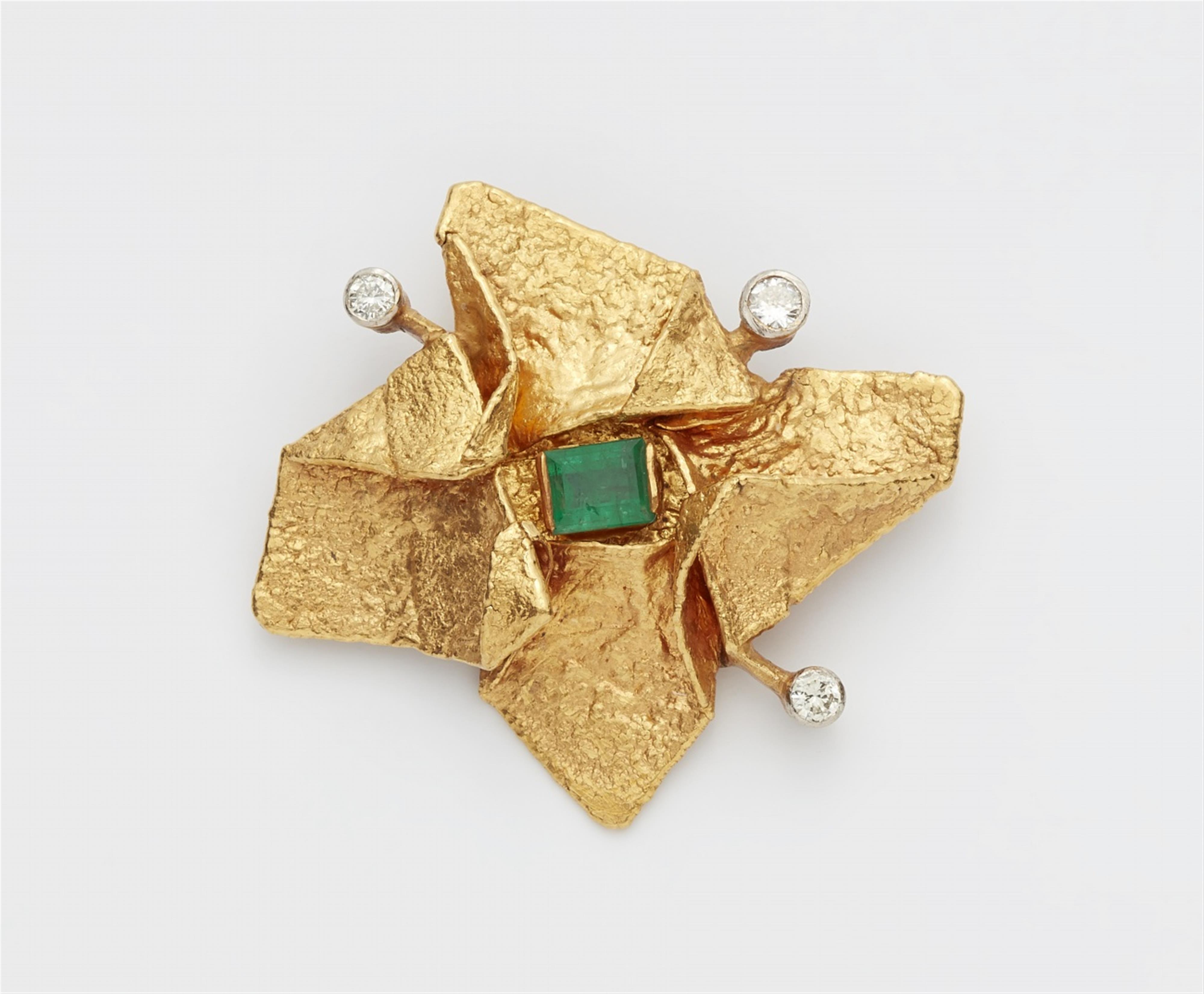 A small 18k gold and emerald brooch - image-1