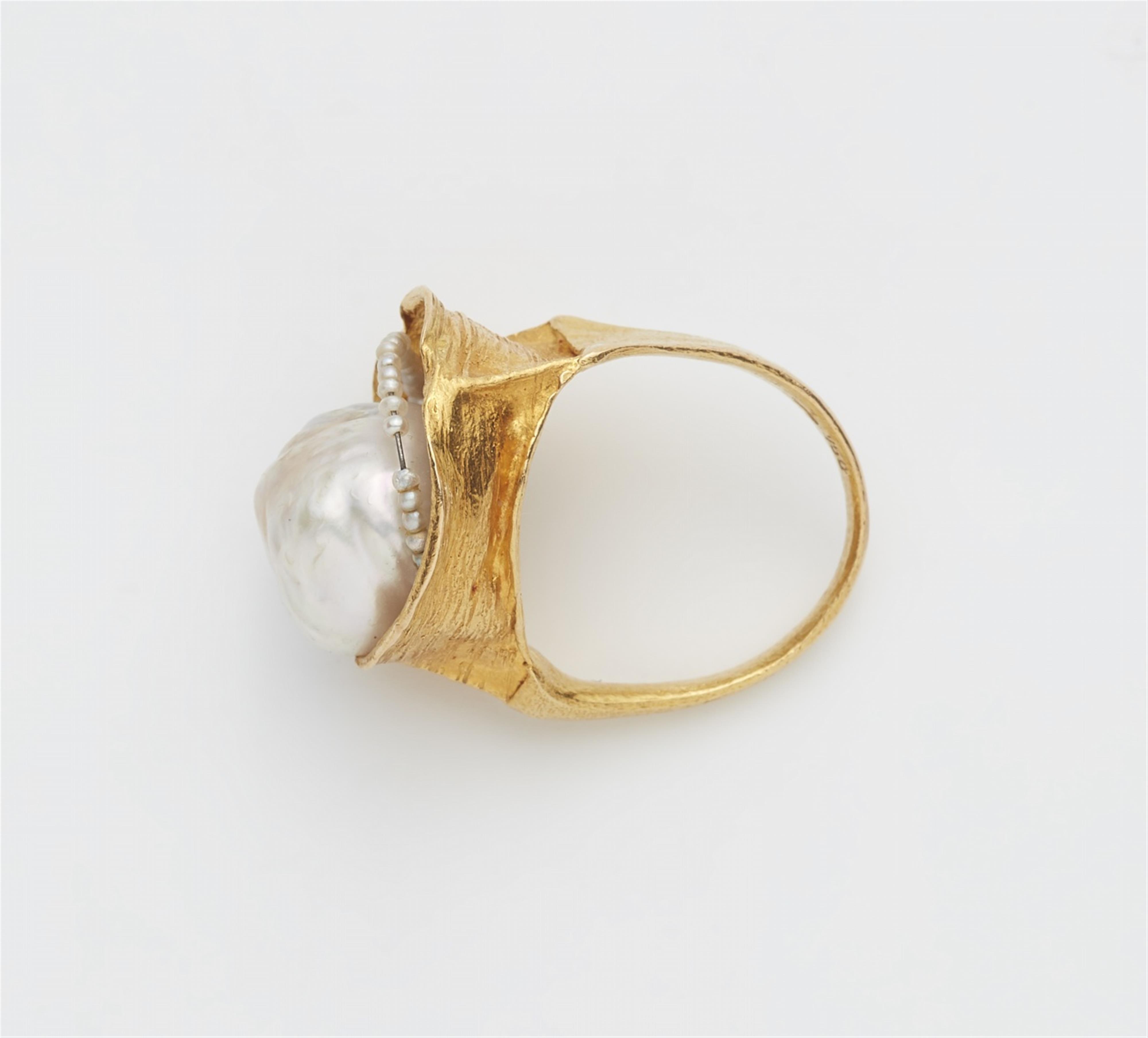 An 18k gold pearl ring - image-2