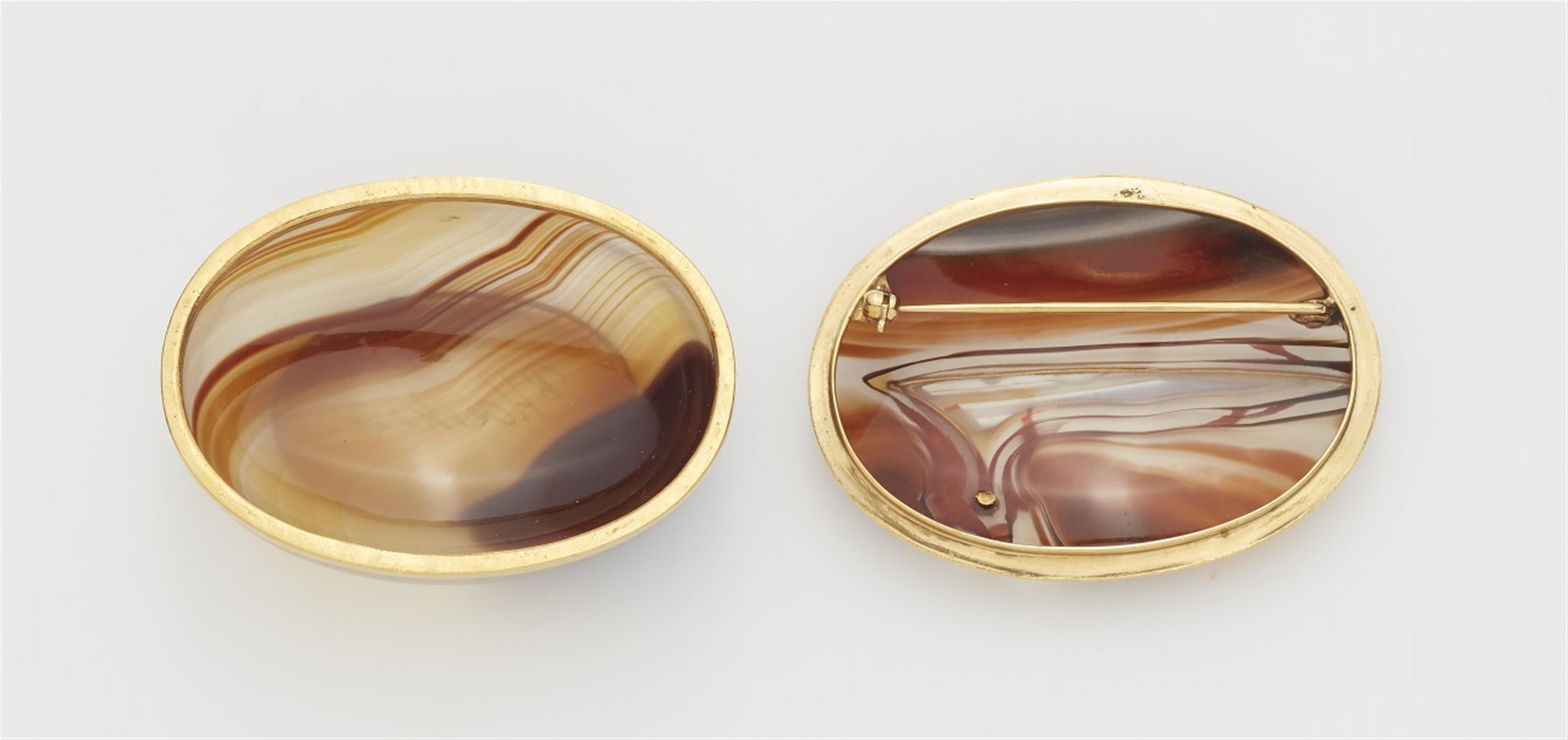An agate box and brooch - image-2