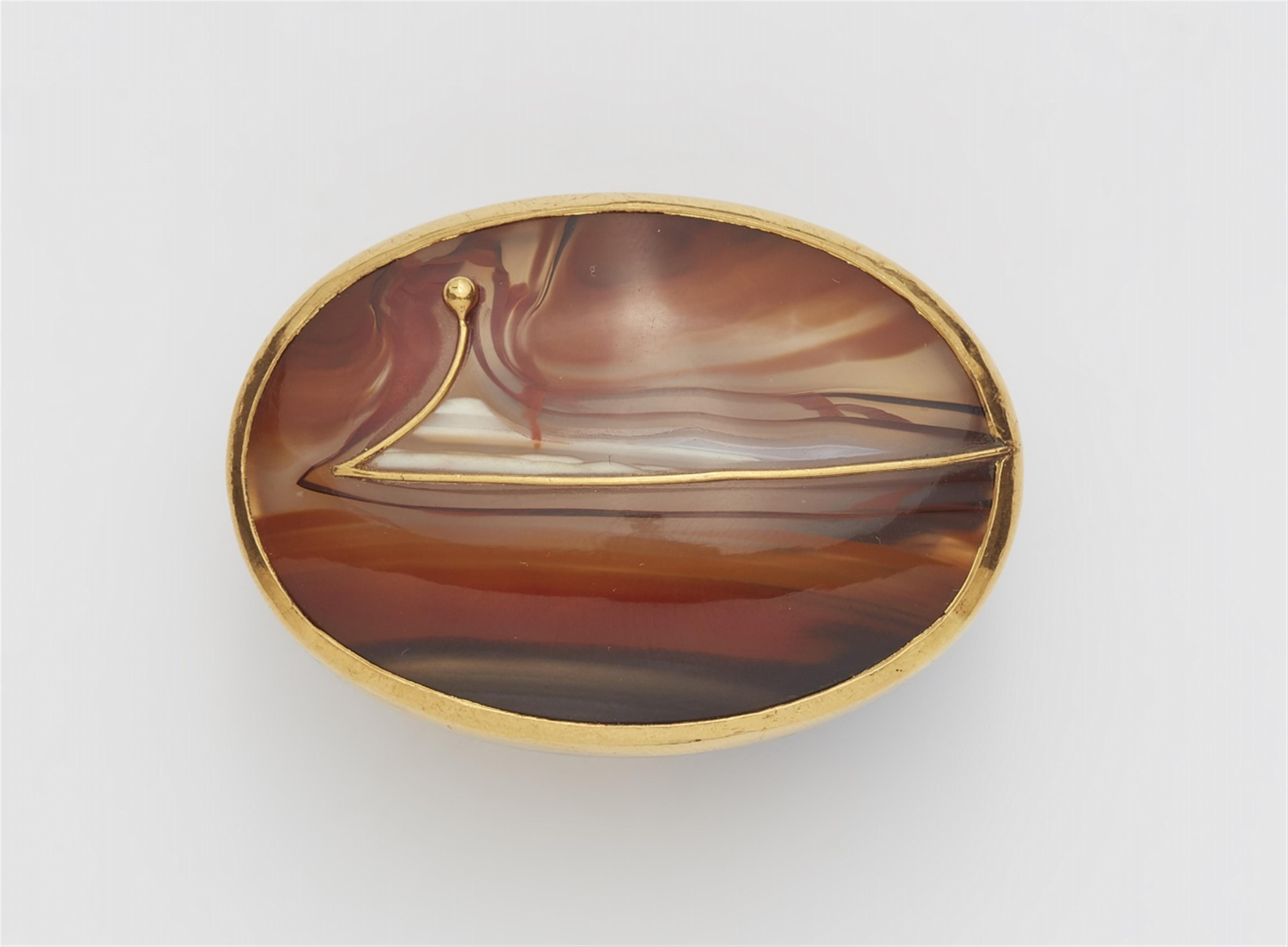 An agate box and brooch - image-1