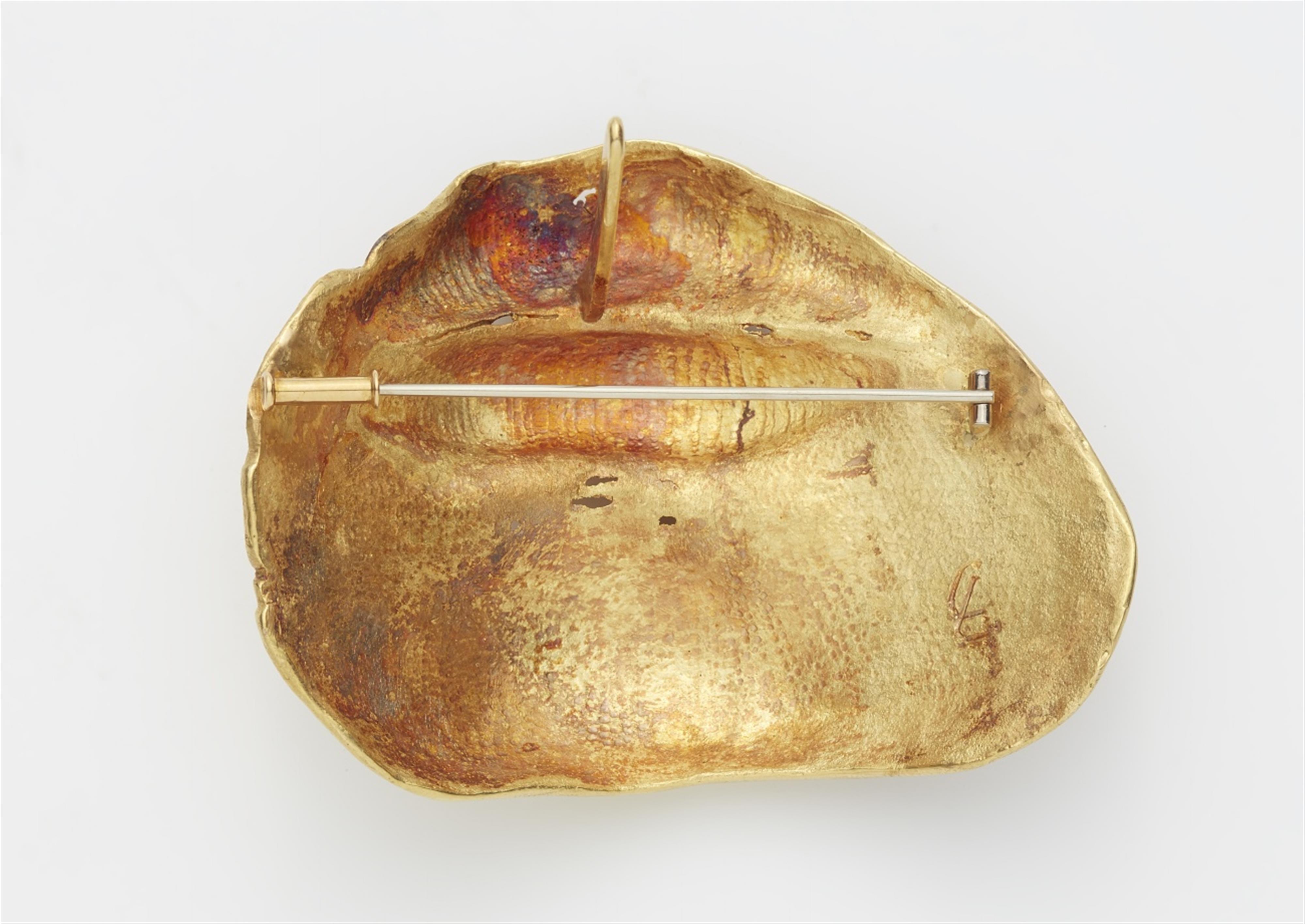 An 18k gold and gilt bronze "Bouche" brooch - image-2