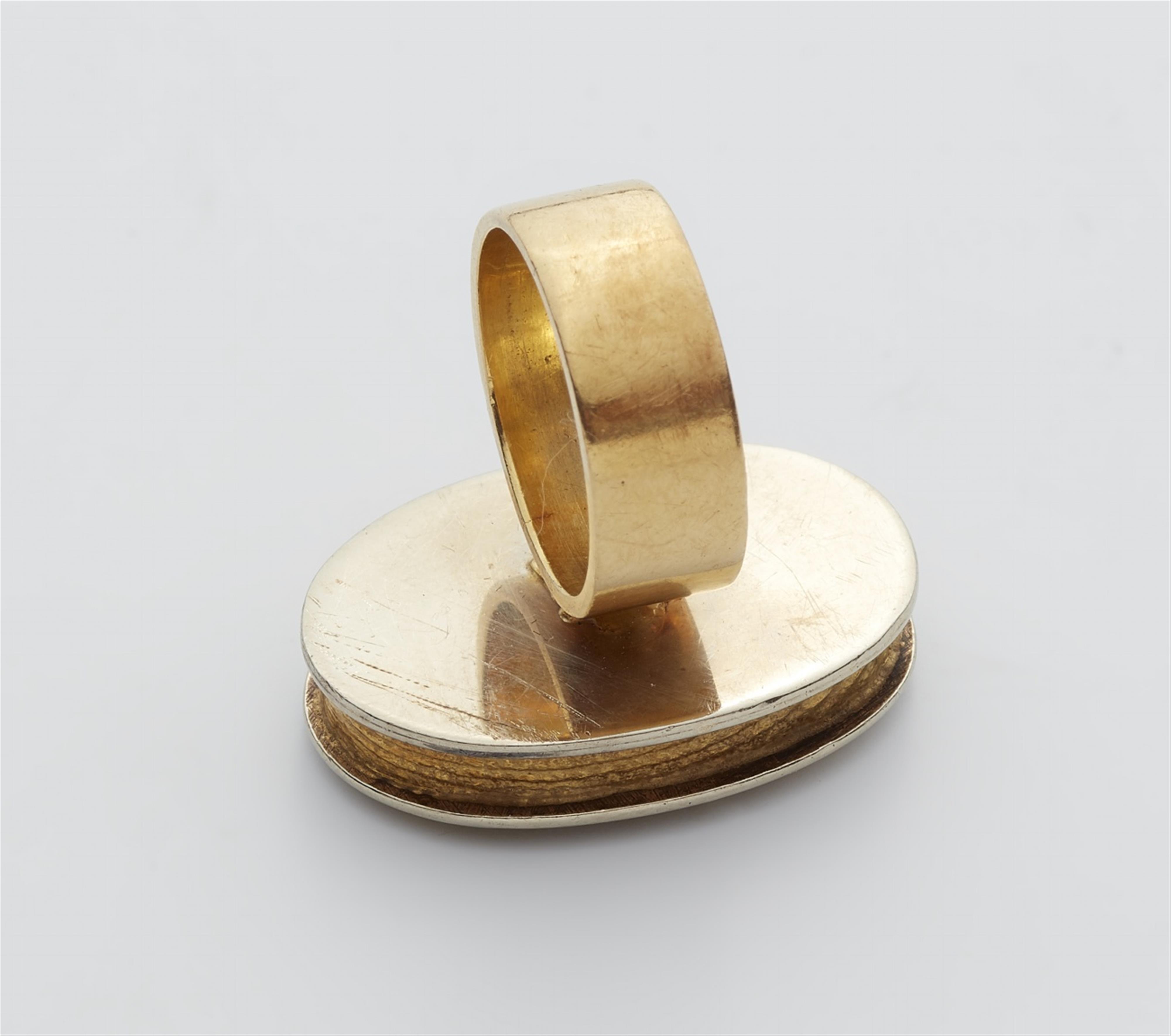 An 18k bi-colour gold ring - image-2