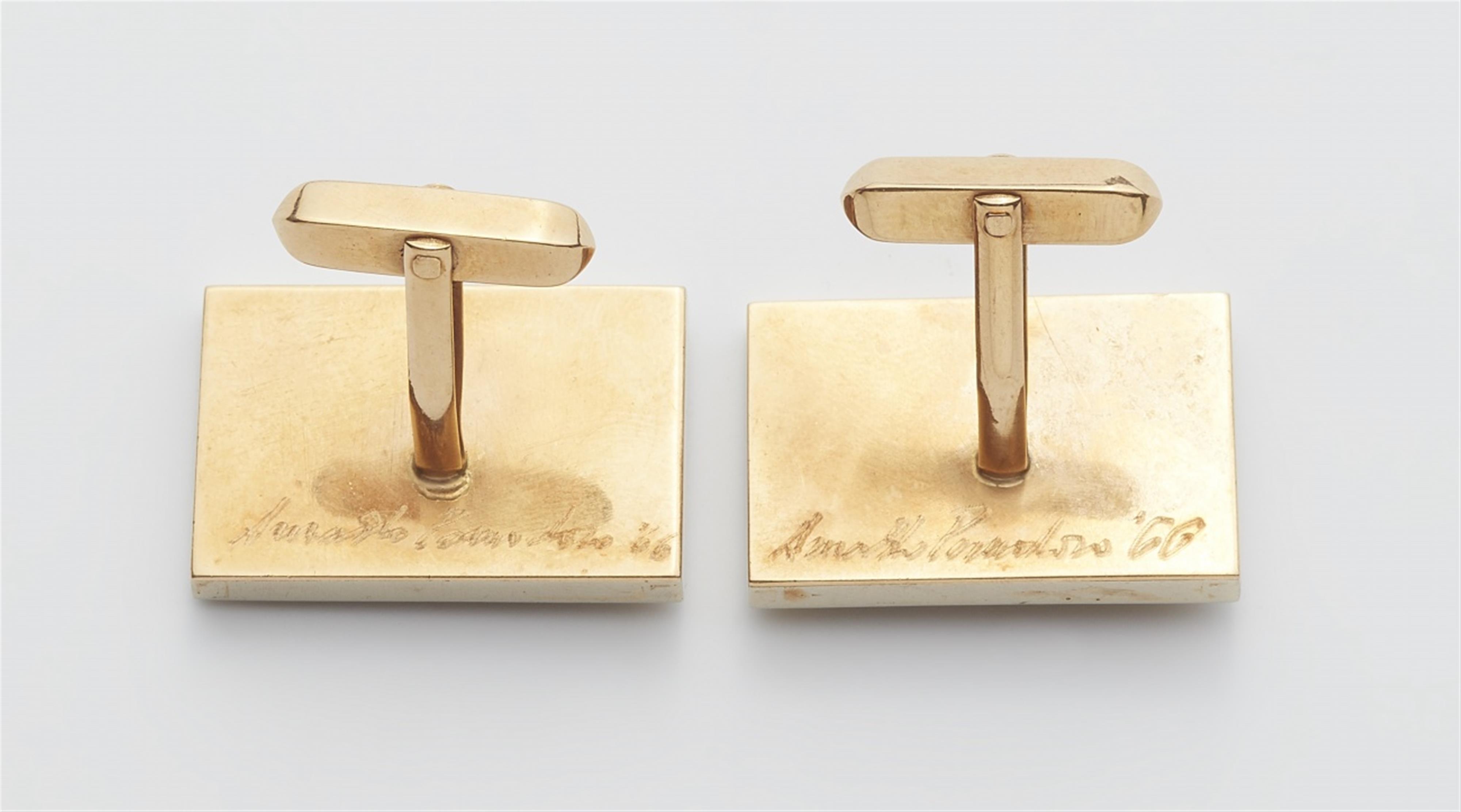 A pair of 18k gold cufflinks - image-2