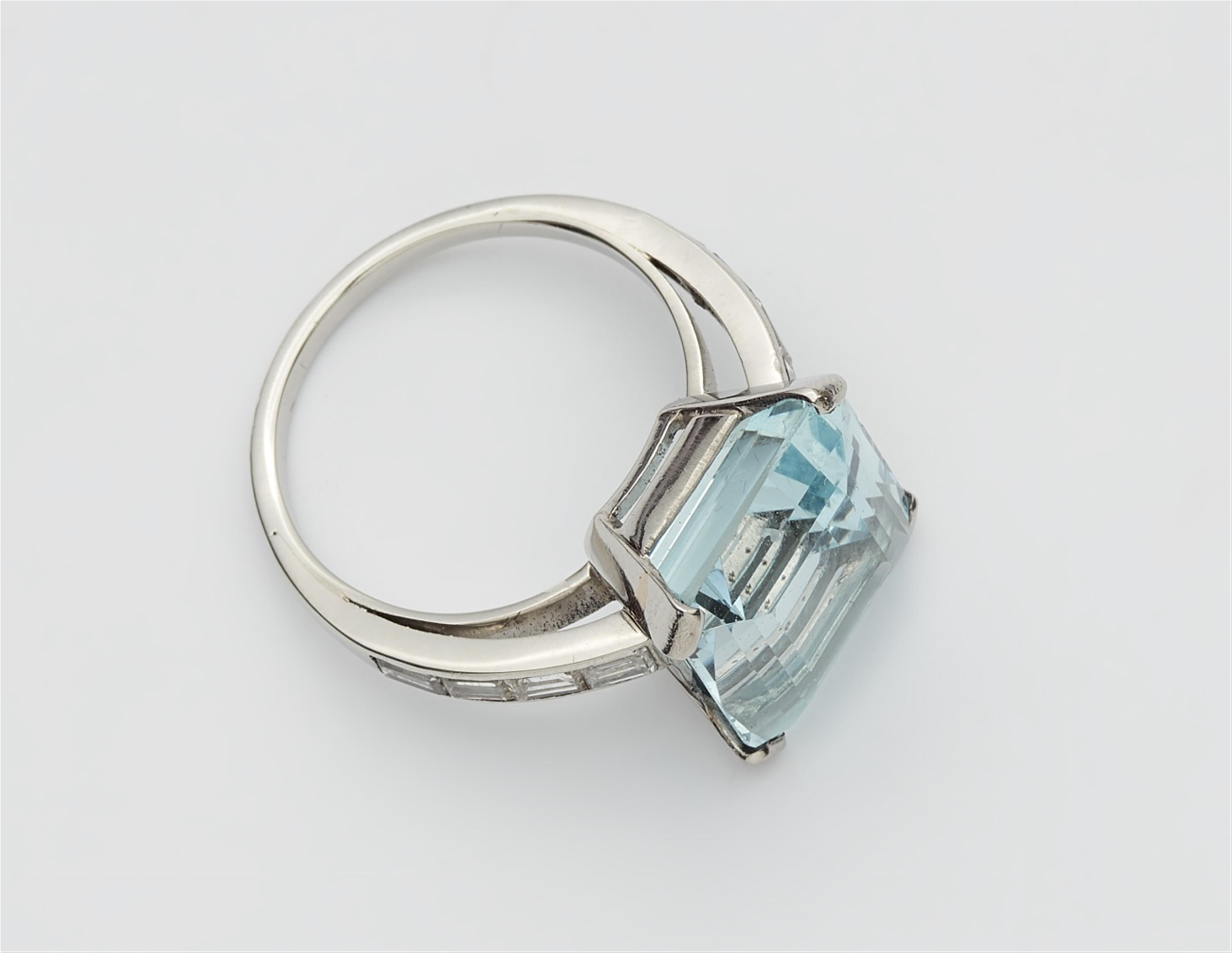 An 18k white gold and aquamarine ring - image-2