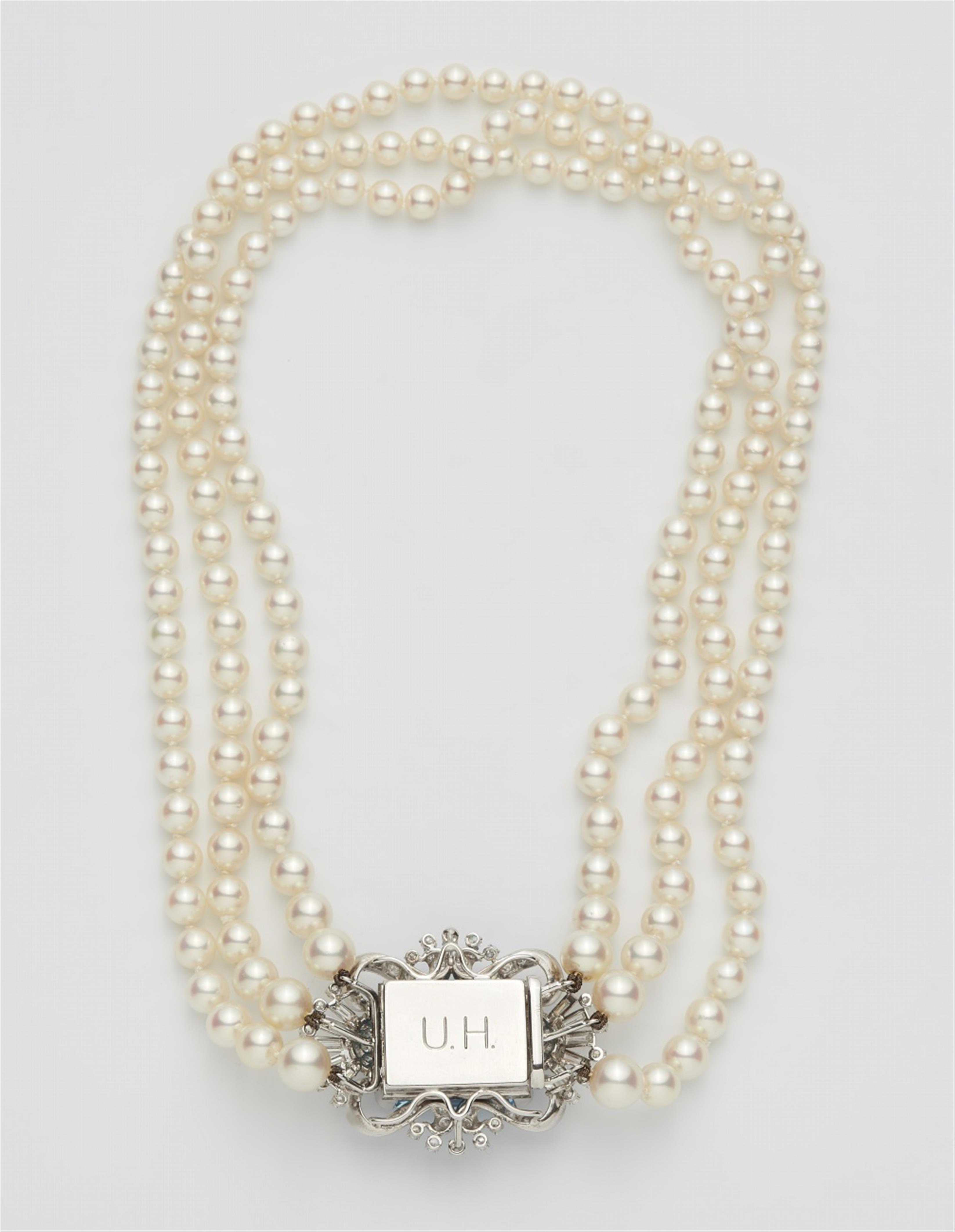A pearl necklace with an 18k white gold and aquamarine clasp - image-2