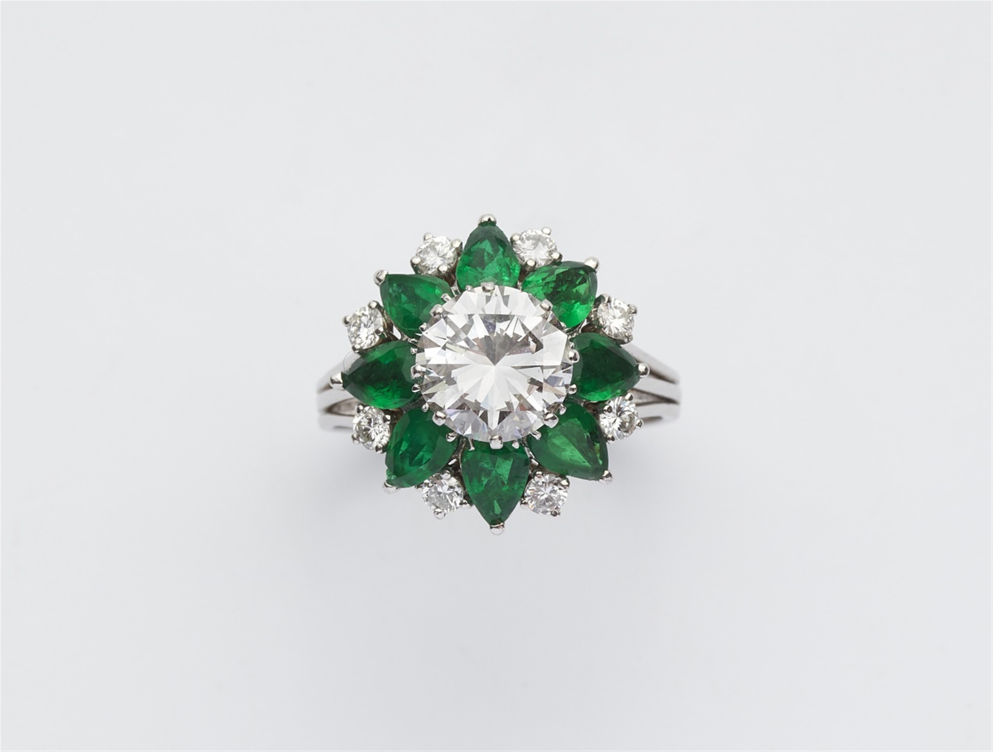Smaragdring mit Diamantsolitär - image-2