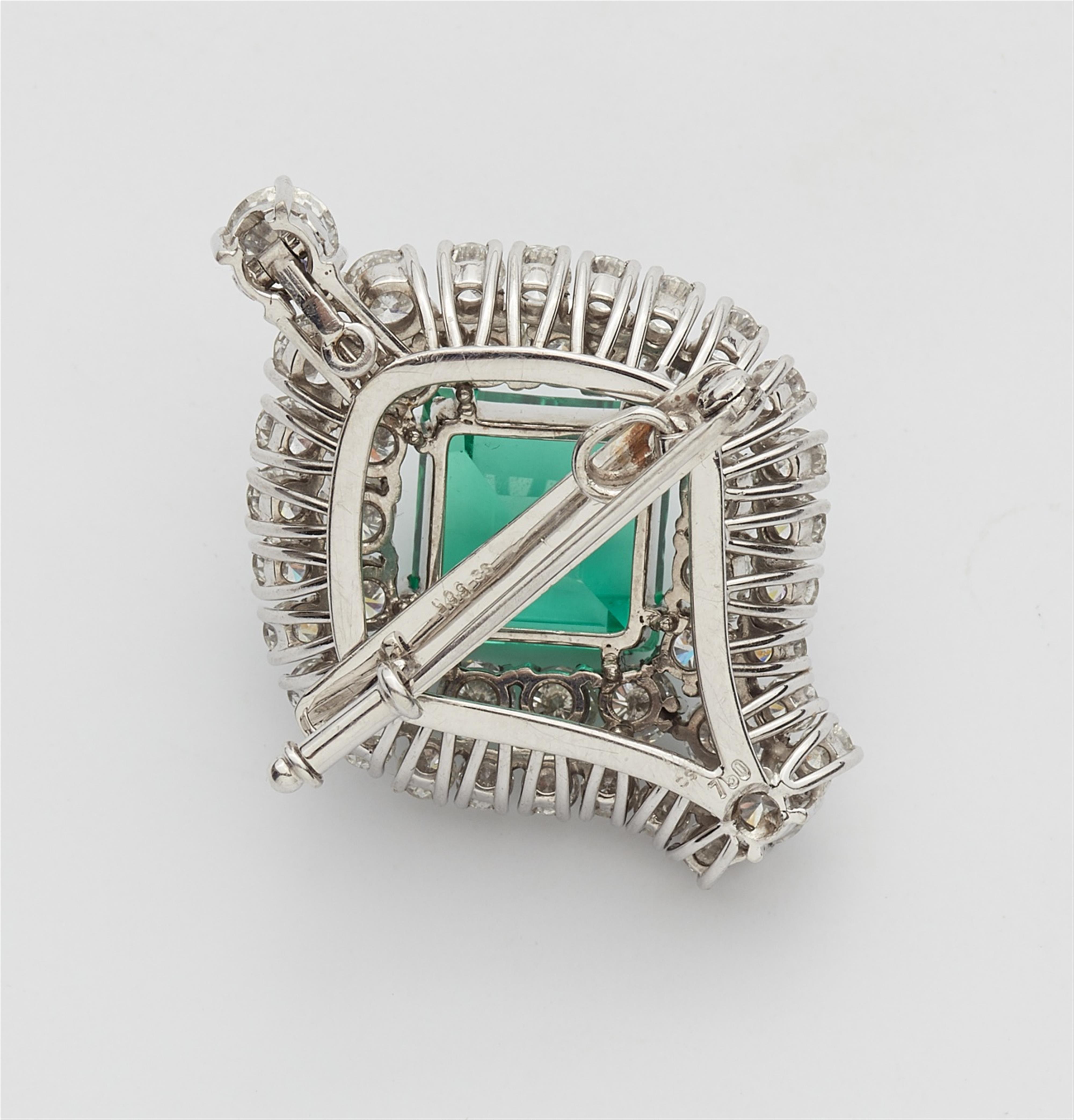 An 18k white gold pendant brooch with a very fine emerald - image-2