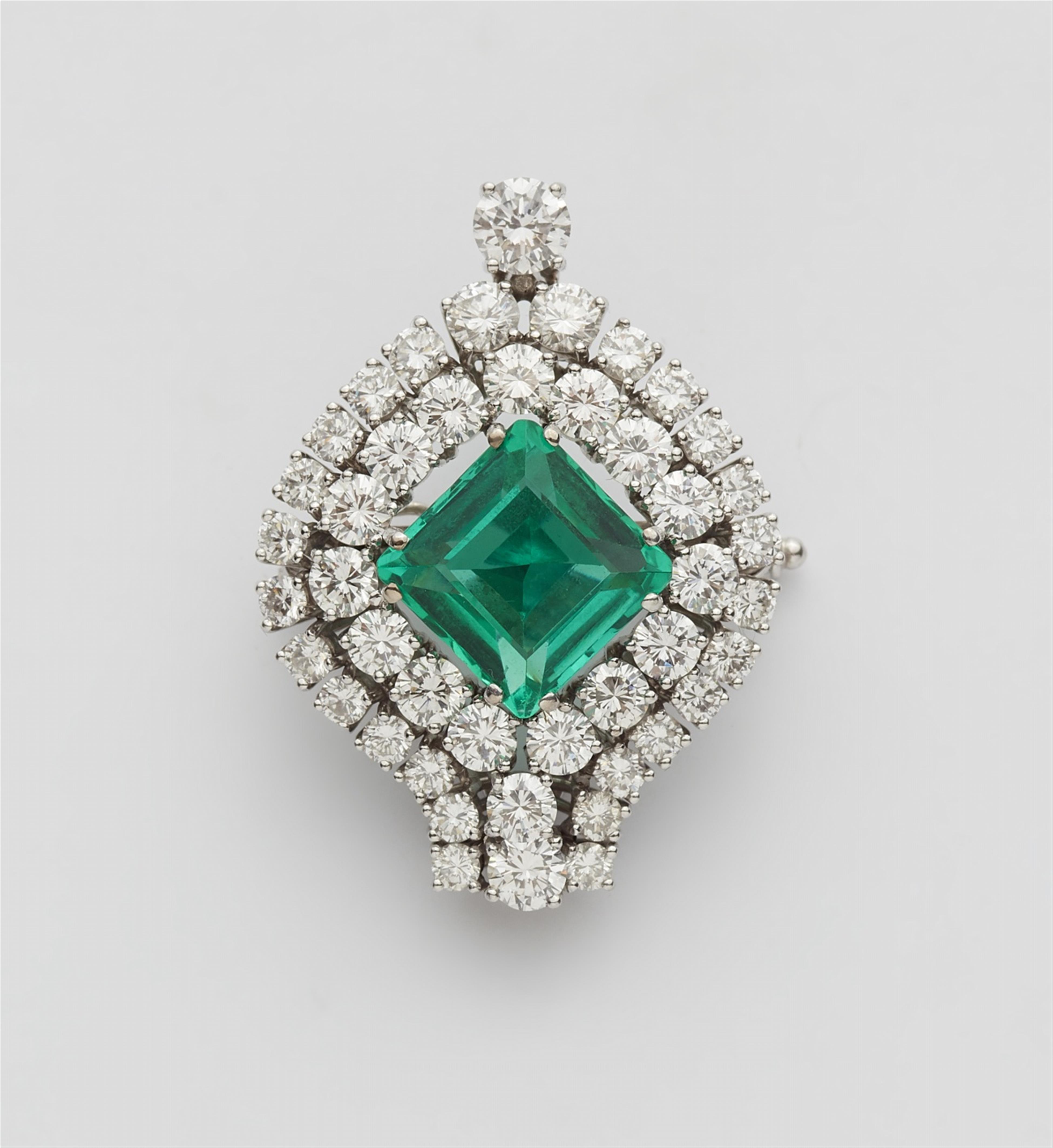 An 18k white gold pendant brooch with a very fine emerald - image-1
