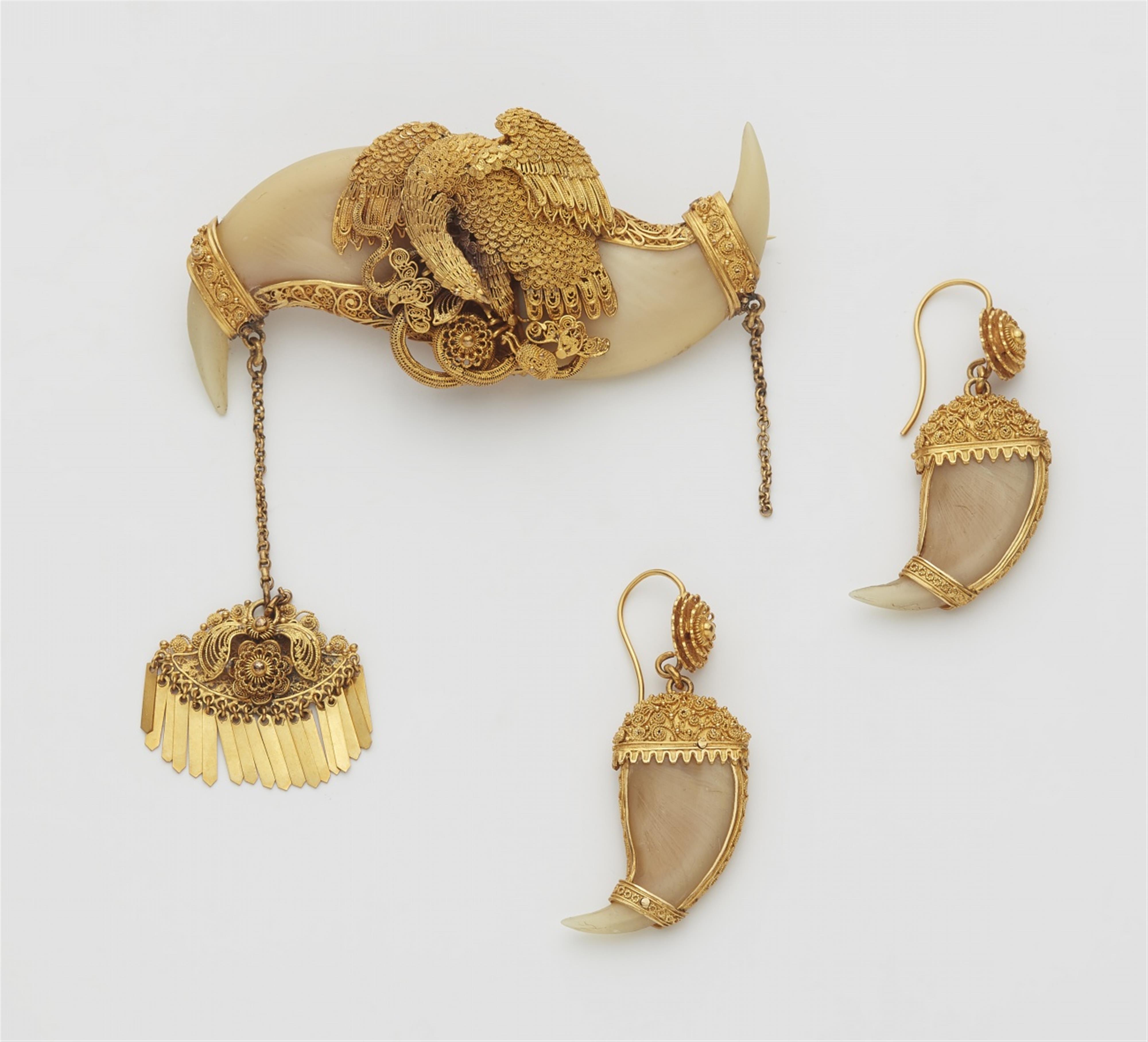 Indian souvenir jewellery with tiger claws - image-1