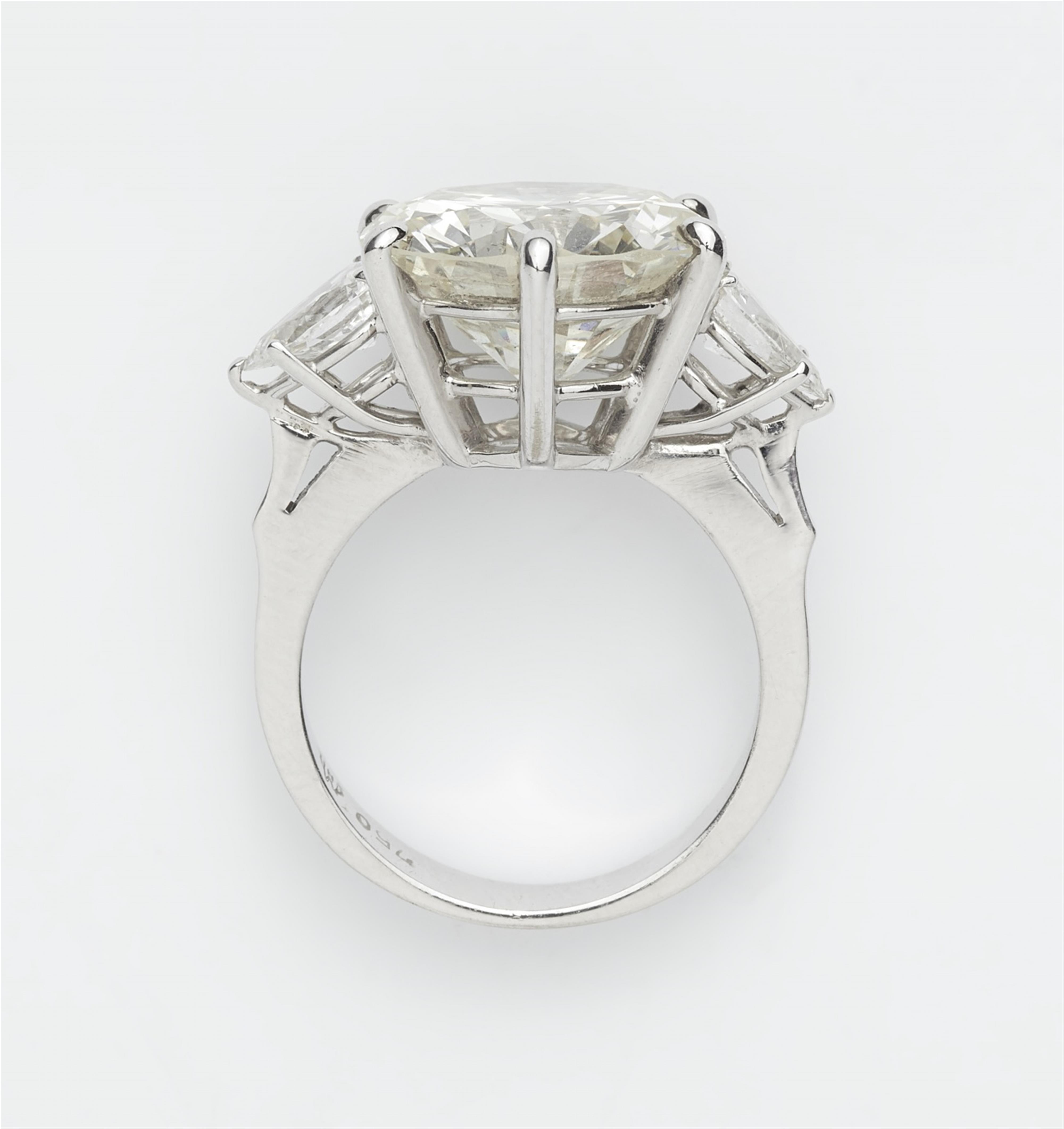 Ring mit großem Diamantsolitär - image-2