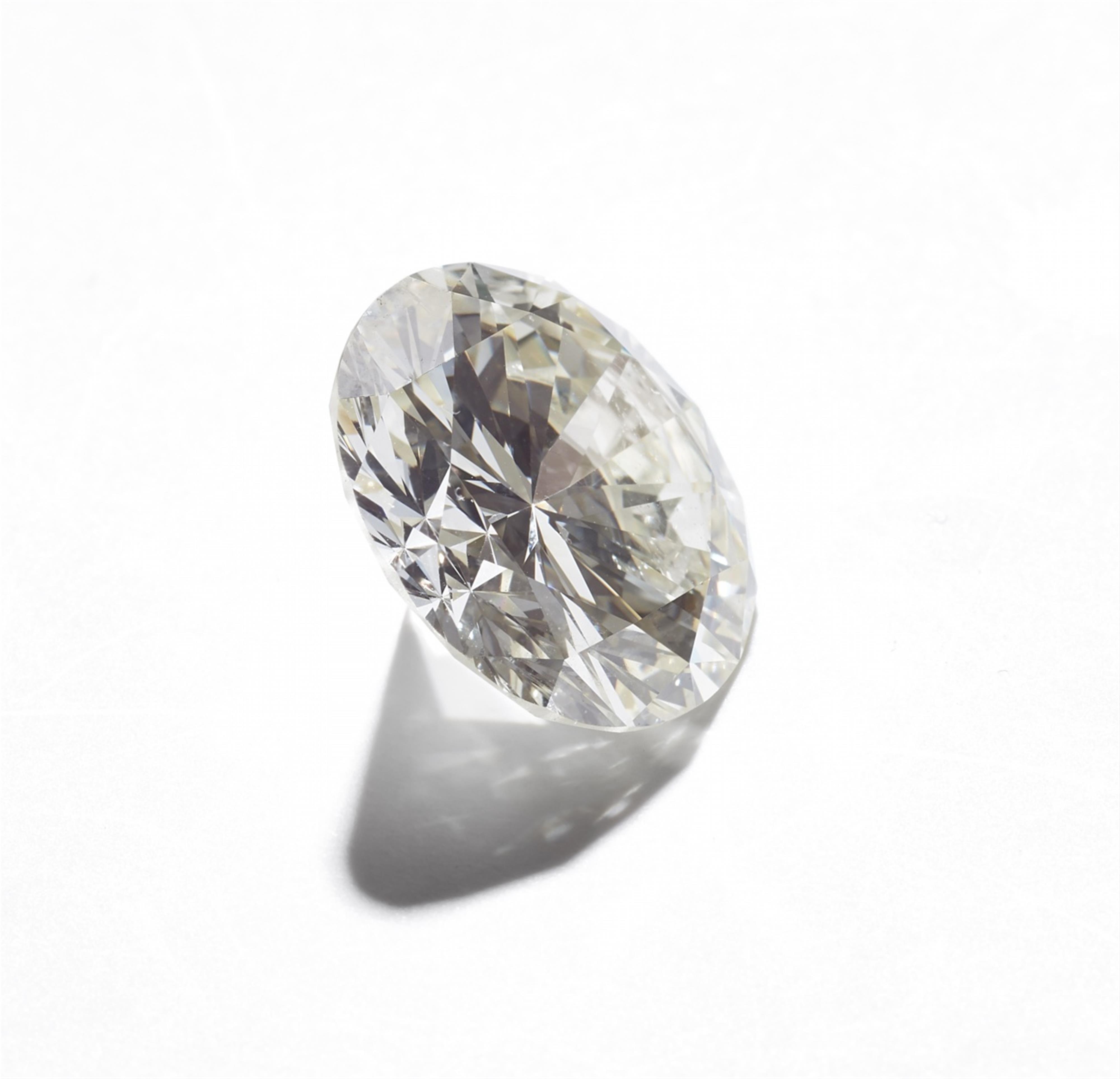 An 18k white gold ring with a diamond solitaire - image-5