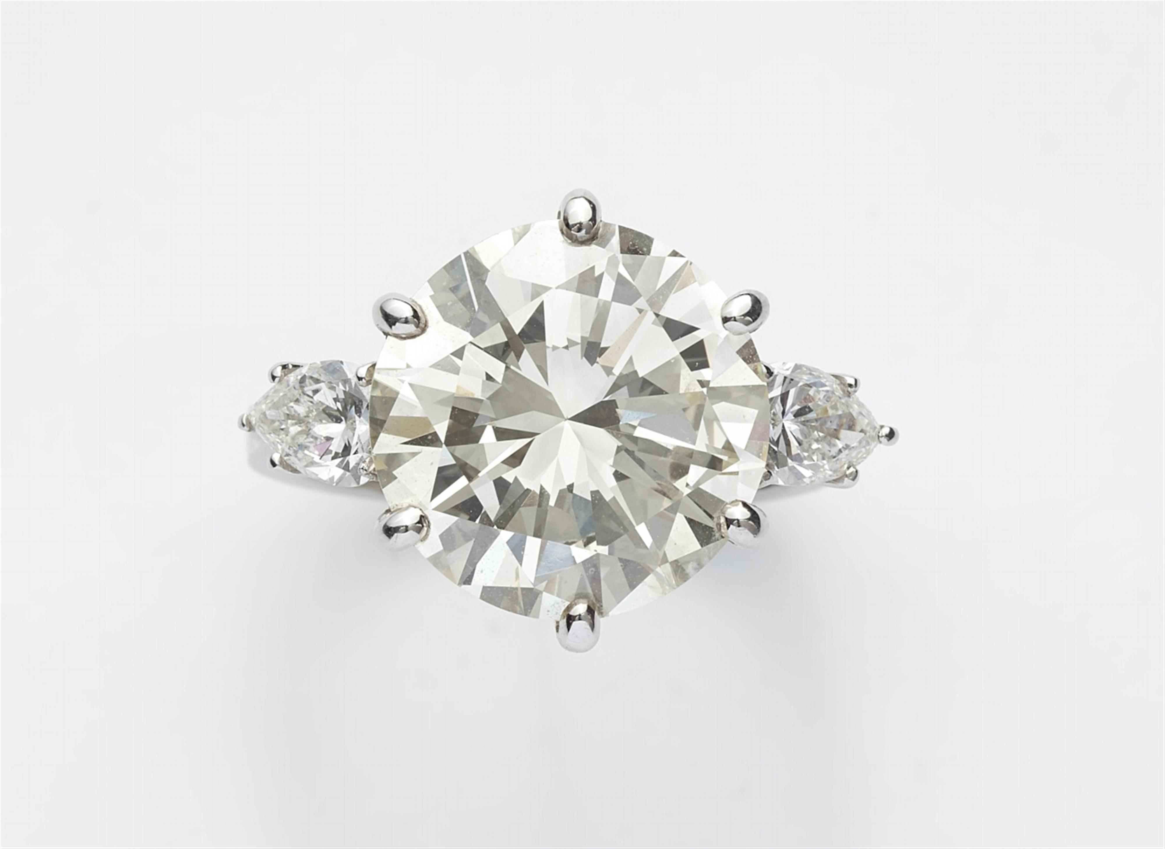 Ring mit großem Diamantsolitär - image-1